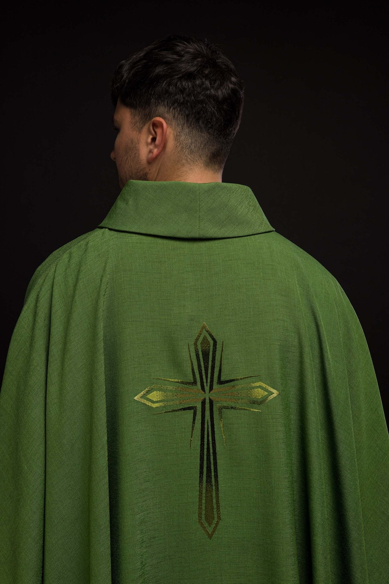 Chasuble avec croix brodée en vert HA7034 - 01 ZIELONY - CHASUBLES.FR