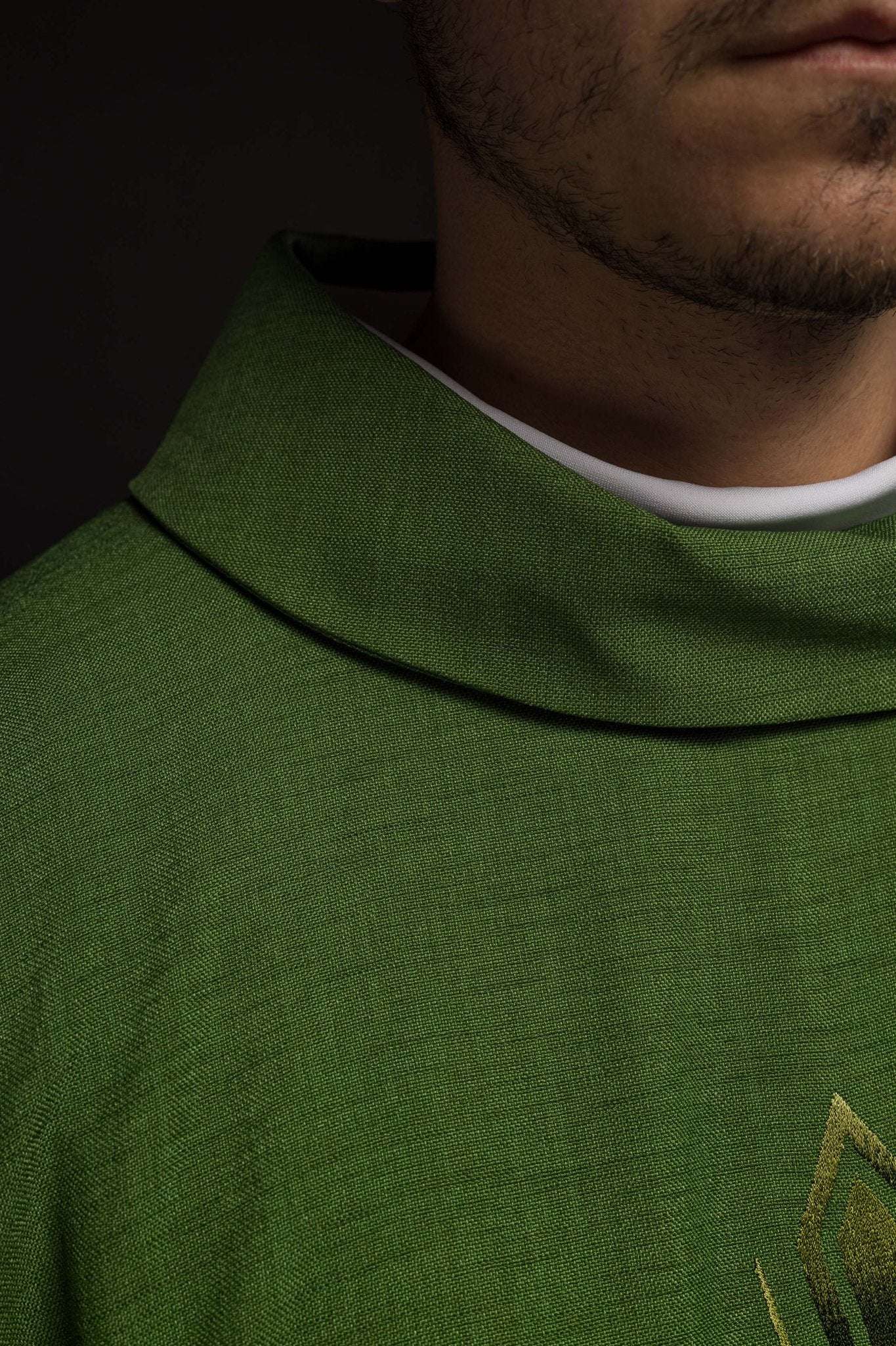 Chasuble avec croix brodée en vert HA7034 - 01 ZIELONY - CHASUBLES.FR