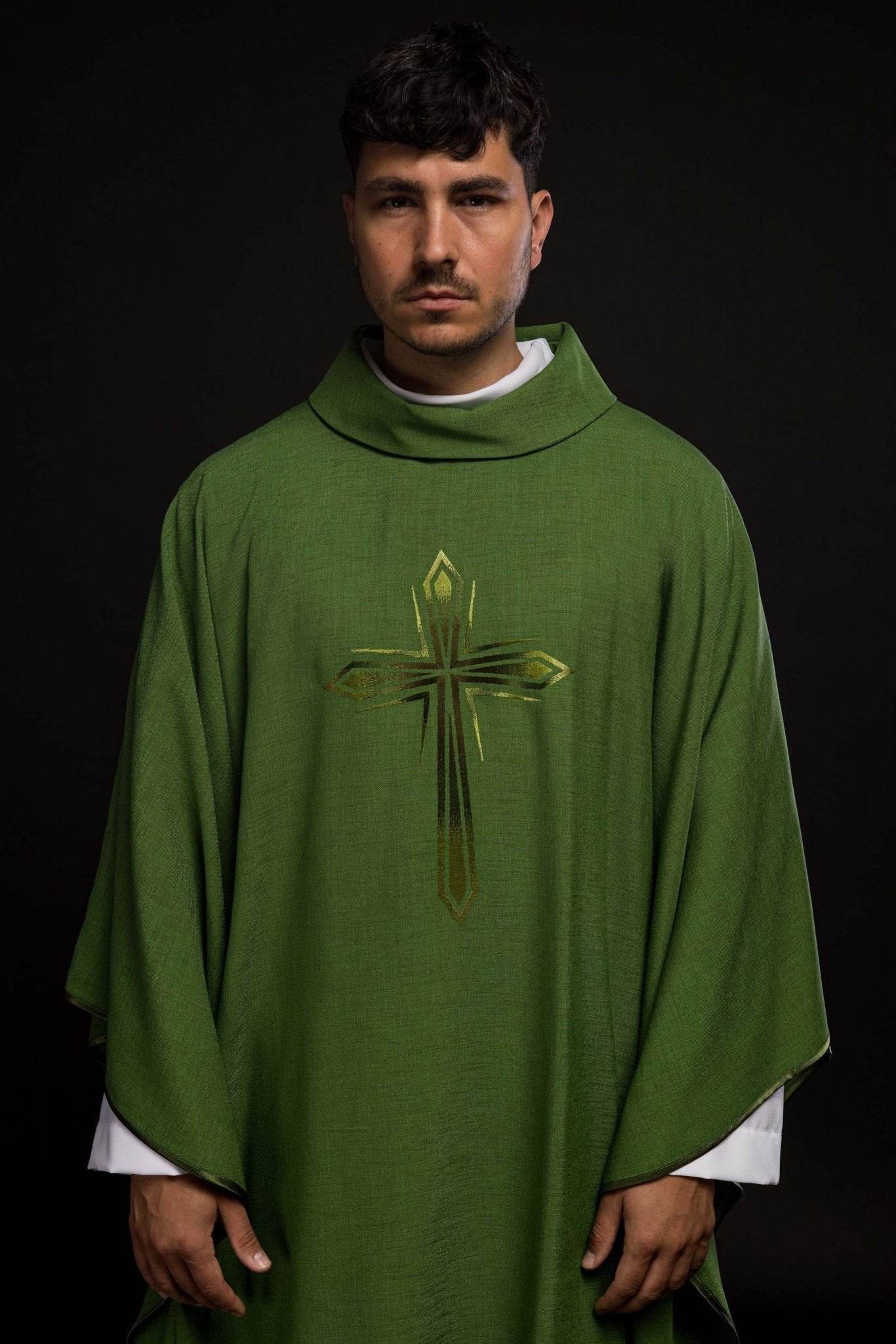 Chasuble avec croix brodée en vert HA7034 - 01 ZIELONY - CHASUBLES.FR