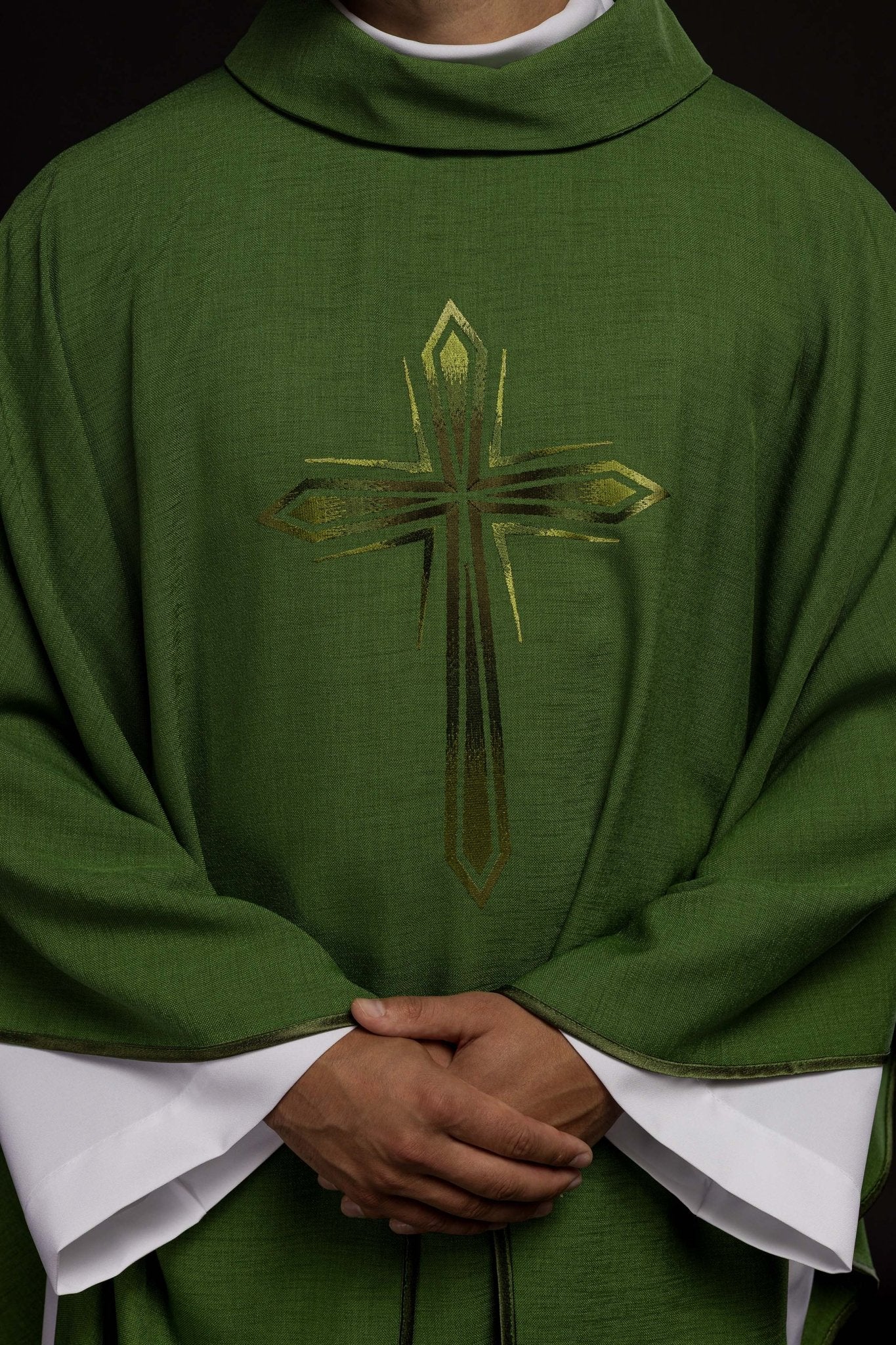 Chasuble avec croix brodée en vert HA7034 - 01 ZIELONY - CHASUBLES.FR