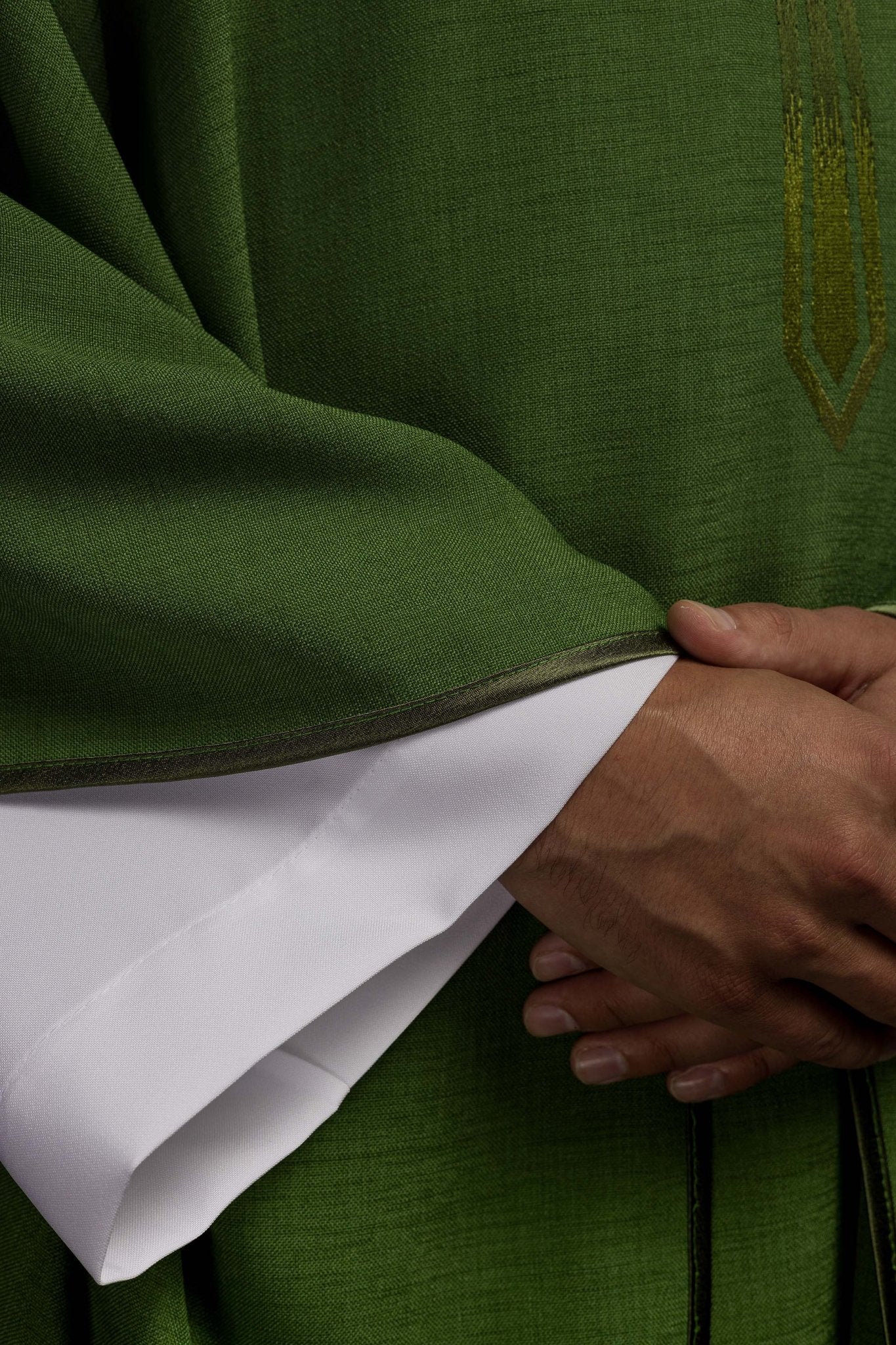 Chasuble avec croix brodée en vert HA7034 - 01 ZIELONY - CHASUBLES.FR