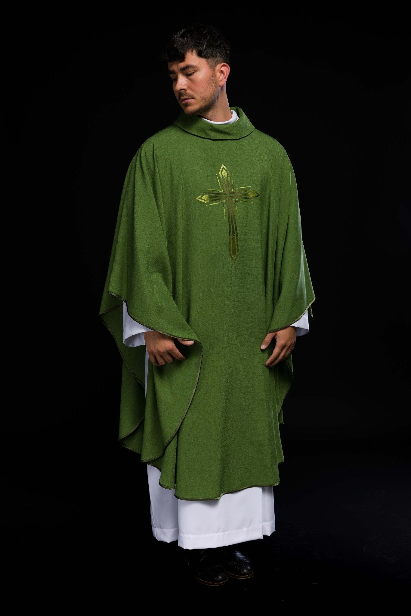 Chasuble avec croix brodée en vert HA7034 - 01 ZIELONY - CHASUBLES.FR