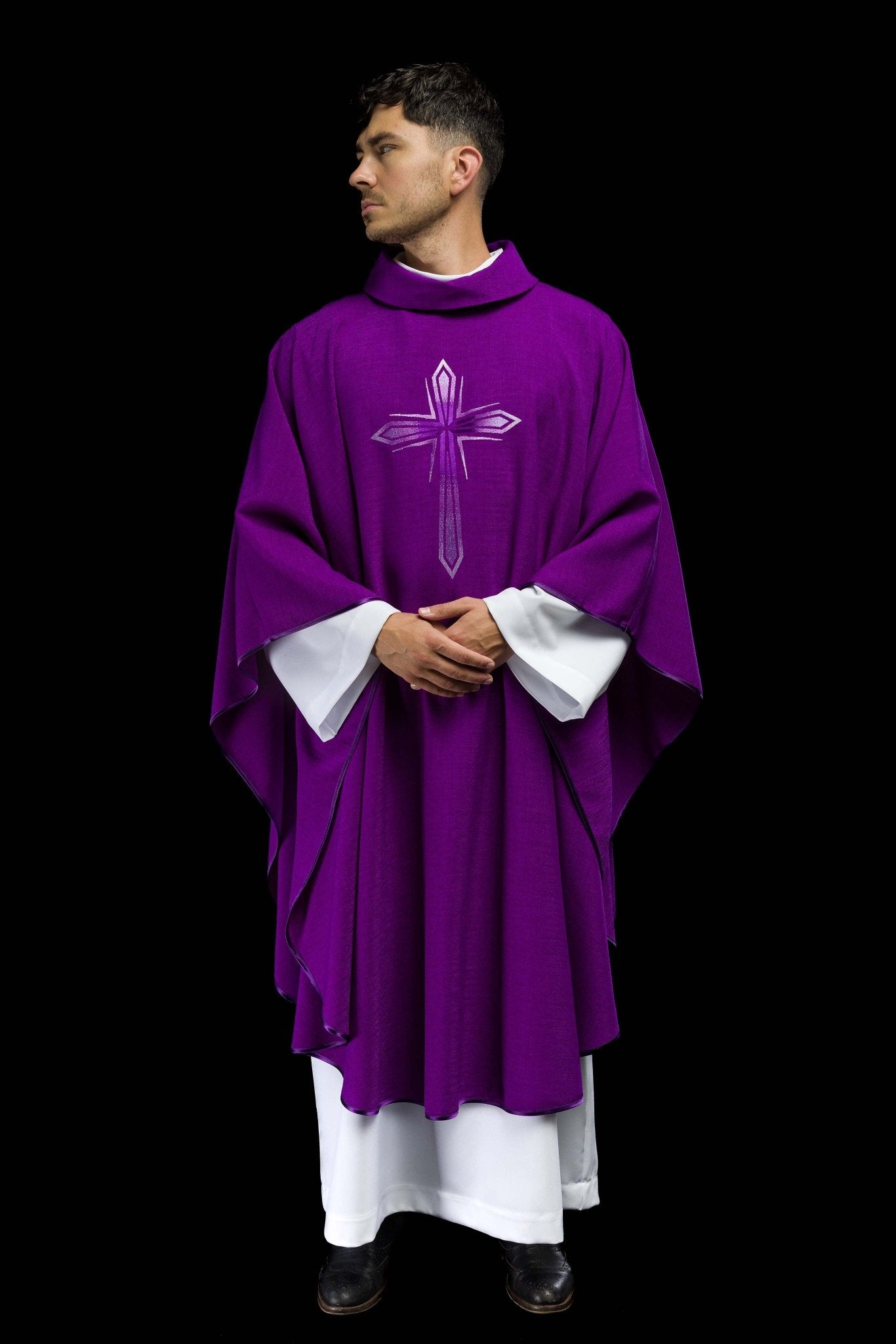 Chasuble avec croix brodée en violet HA7034-03 FIOLET - CHASUBLES.FR