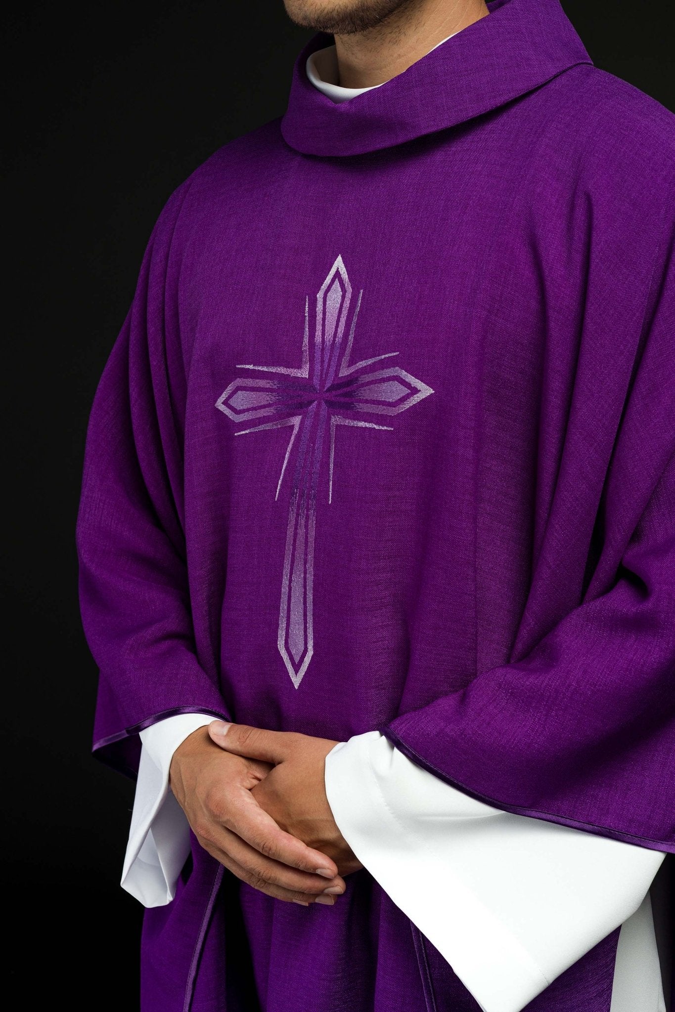 Chasuble avec croix brodée en violet HA7034-03 FIOLET - CHASUBLES.FR
