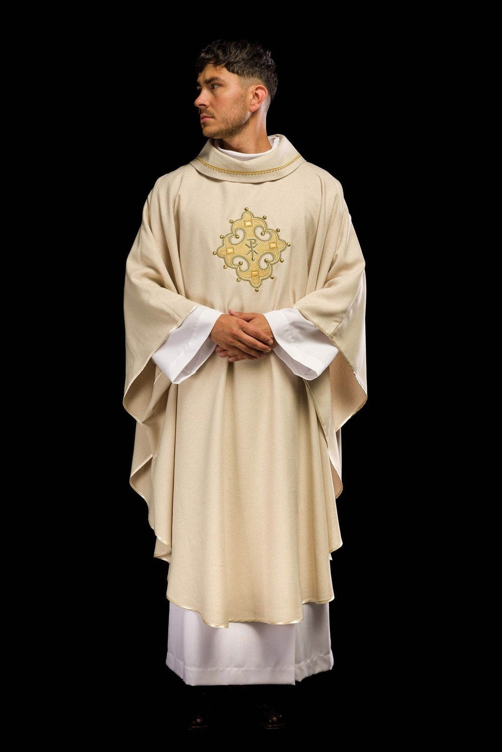 Chasuble avec croix brodée et bordure dorée sur le col en écru S - 7065 - 05 - 70 - CHASUBLES.FR