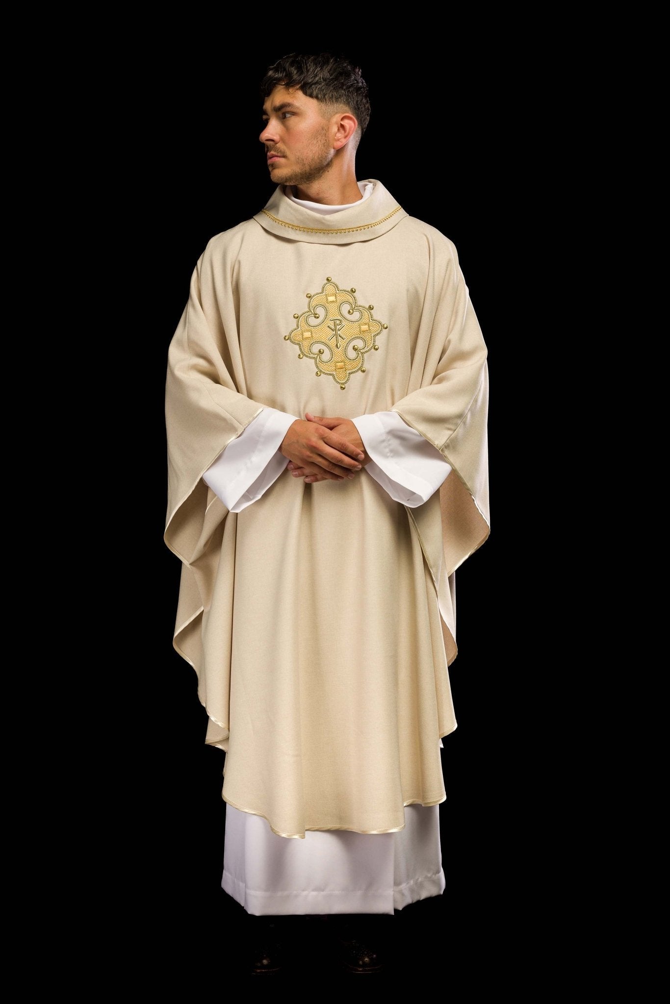 Chasuble avec croix brodée et bordure dorée sur le col en écru S - 7065 - 05 - 70 - CHASUBLES.FR