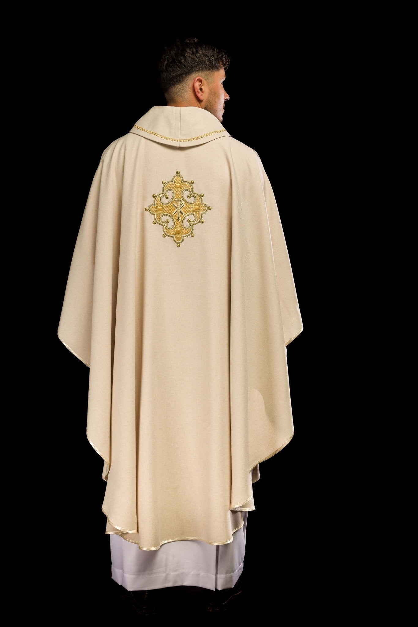 Chasuble avec croix brodée et bordure dorée sur le col en écru S - 7065 - 05 - 70 - CHASUBLES.FR