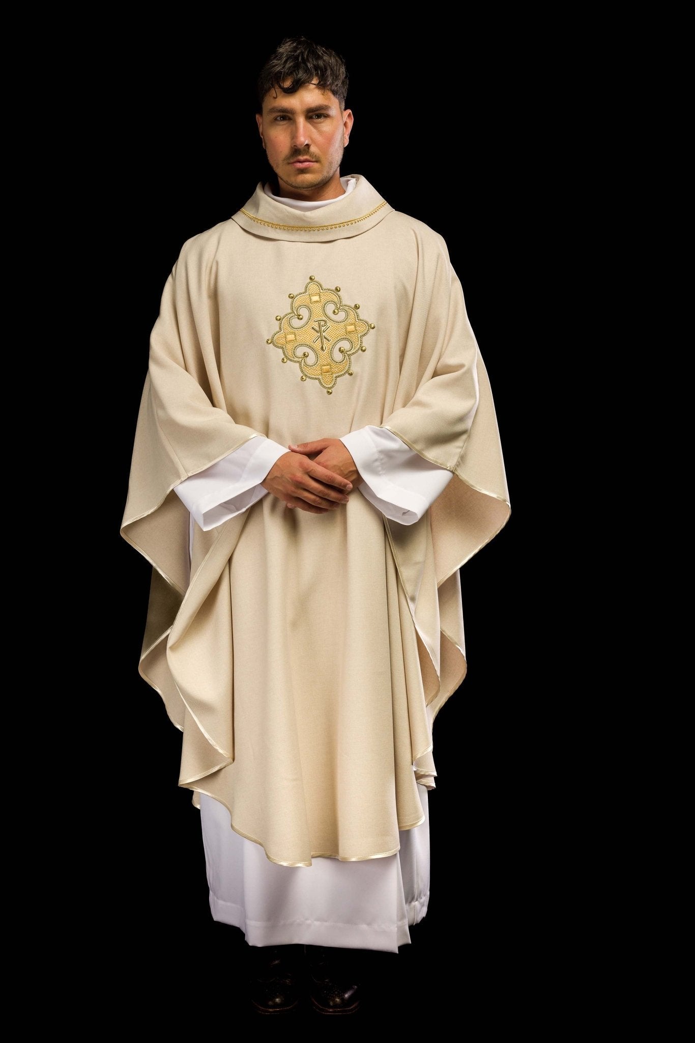 Chasuble avec croix brodée et bordure dorée sur le col en écru S - 7065 - 05 - 70 - CHASUBLES.FR
