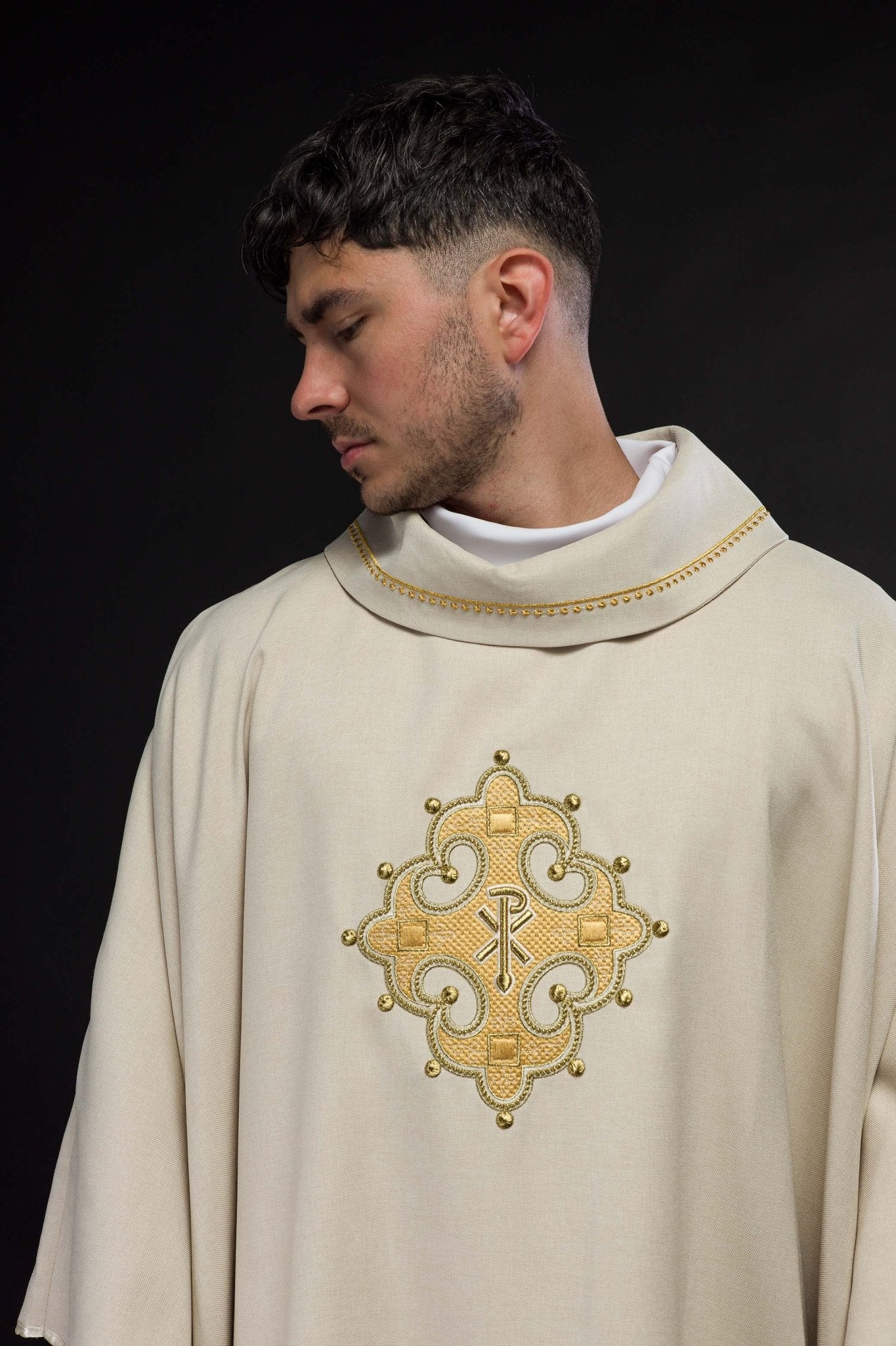 Chasuble avec croix brodée et bordure dorée sur le col en écru S - 7065 - 05 - 70 - CHASUBLES.FR