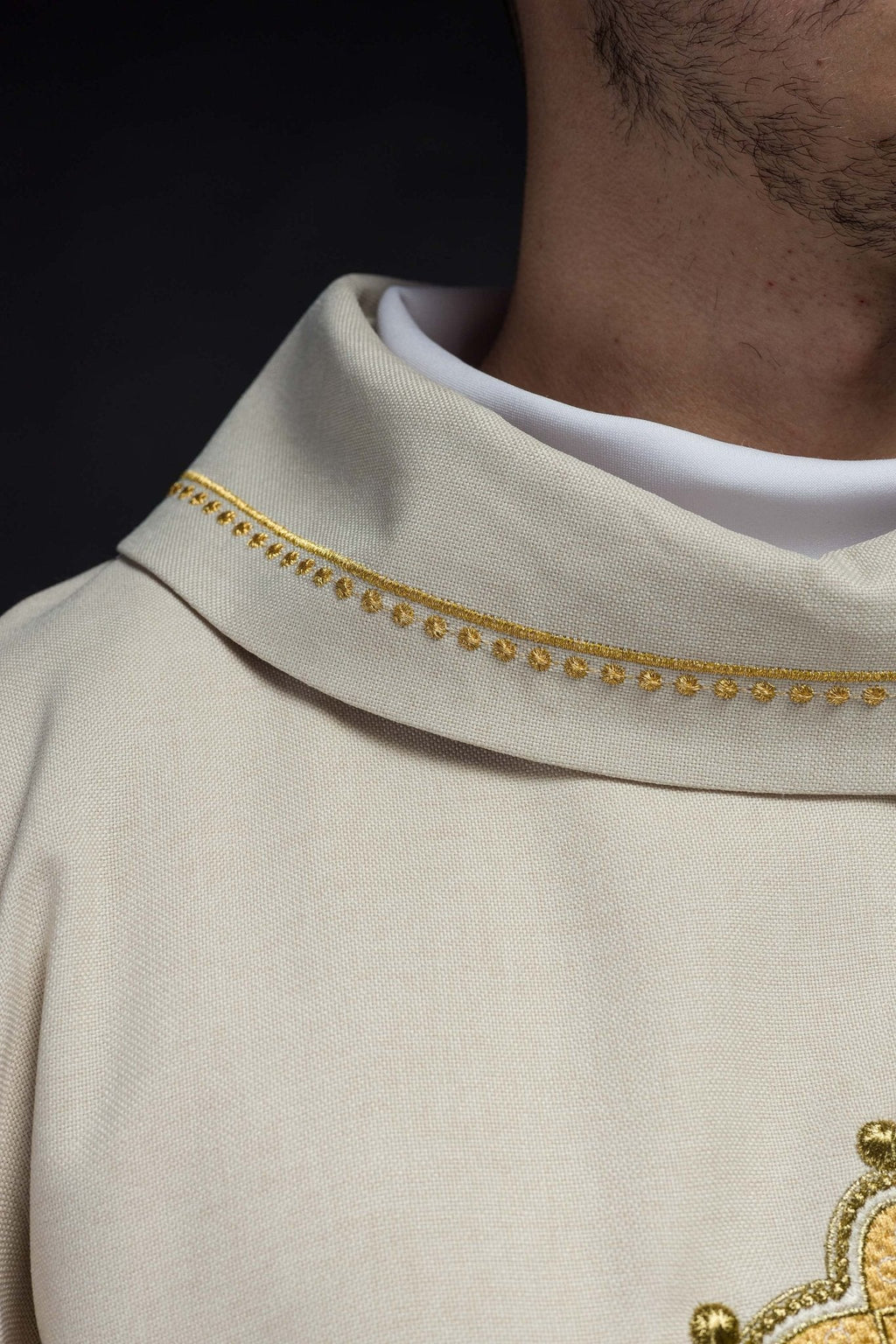 Chasuble avec croix brodée et bordure dorée sur le col en écru S - 7065 - 05 - 70 - CHASUBLES.FR