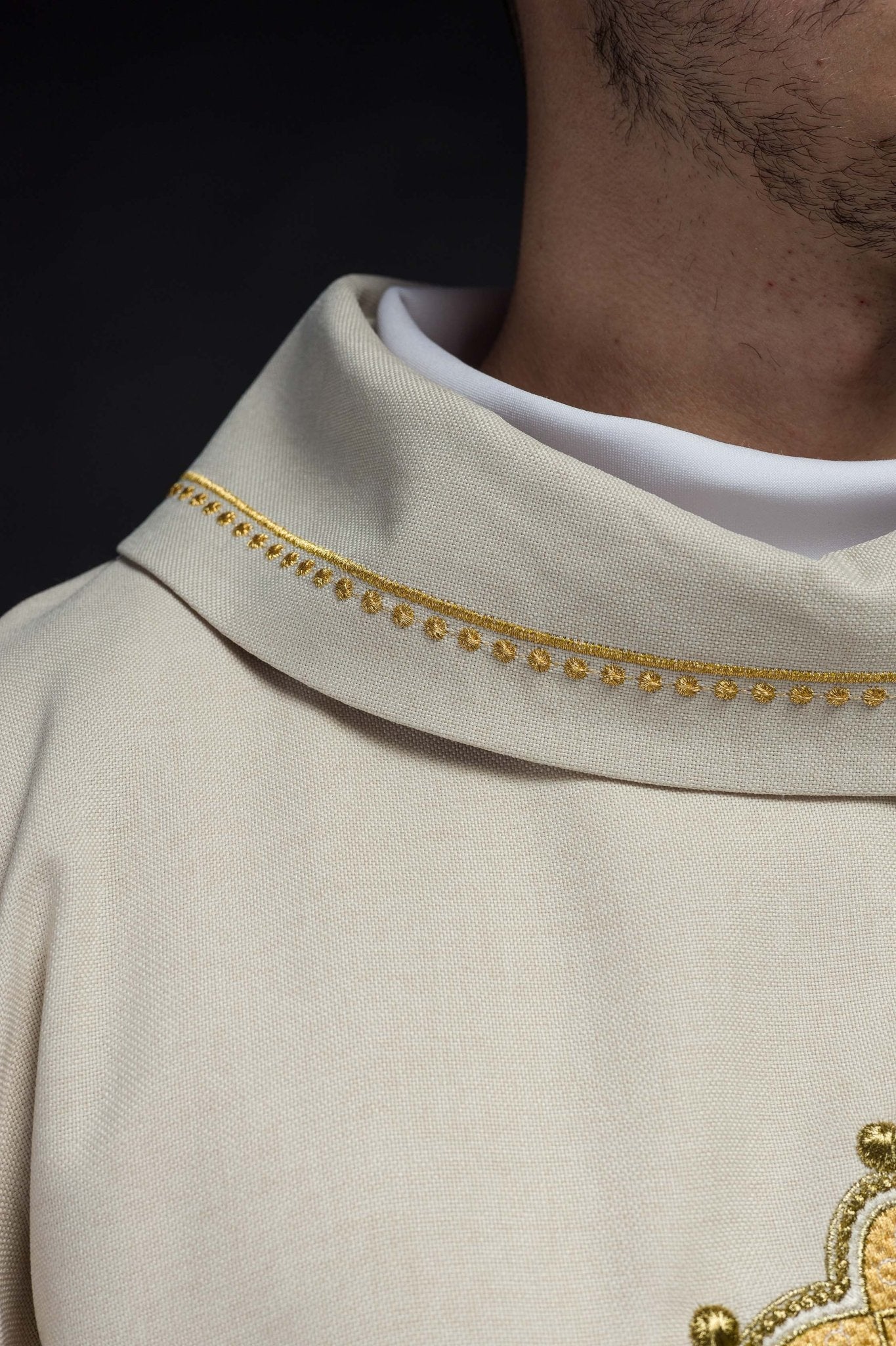Chasuble avec croix brodée et bordure dorée sur le col en écru S - 7065 - 05 - 70 - CHASUBLES.FR