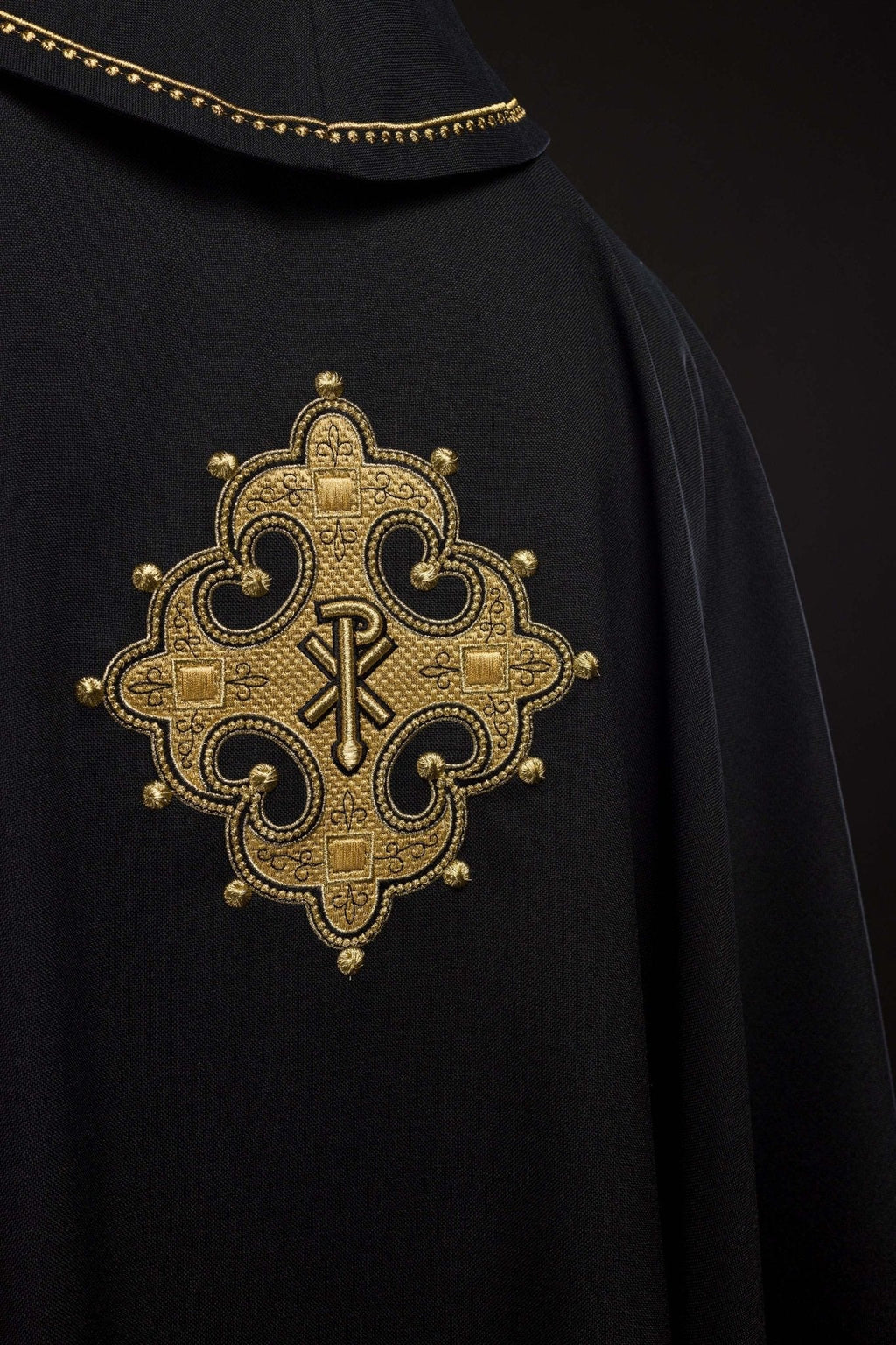Chasuble avec croix brodée et bordure dorée sur le col en noir S - 7065 - 07 - 70 - CHASUBLES.FR