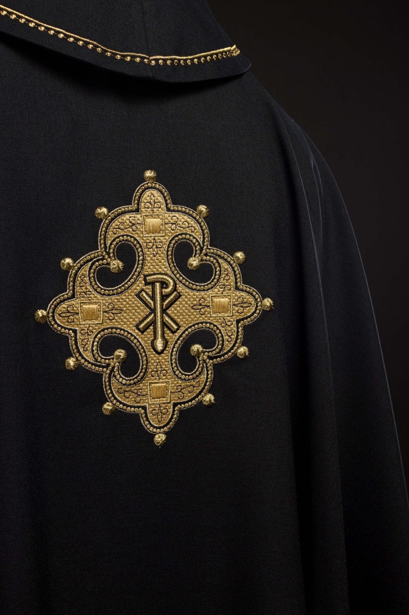 Chasuble avec croix brodée et bordure dorée sur le col en noir S - 7065 - 07 - 70 - CHASUBLES.FR