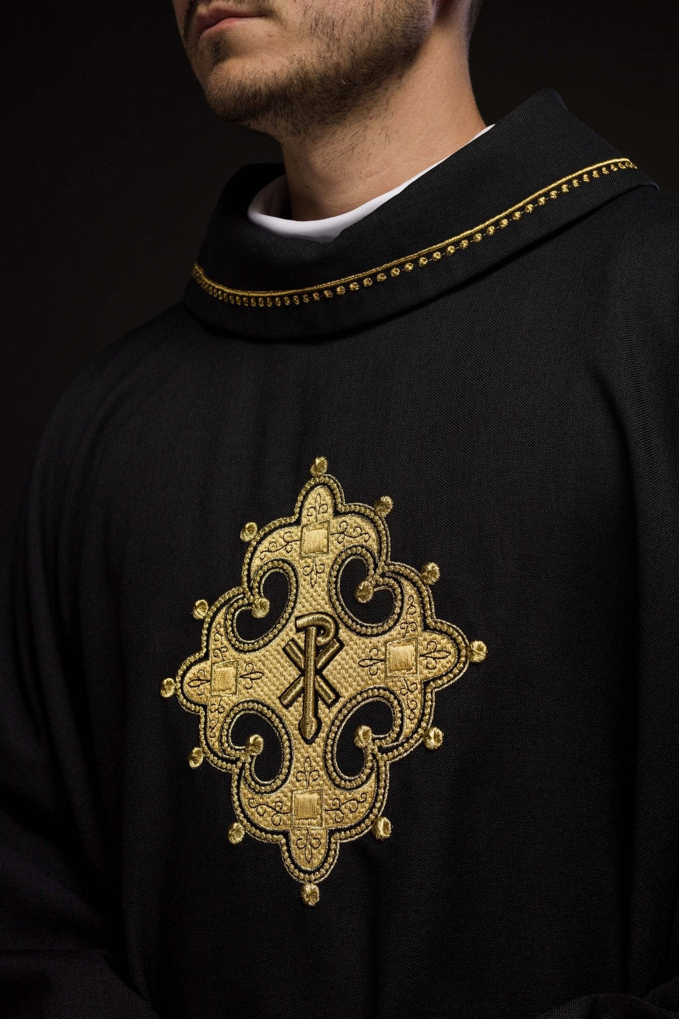 Chasuble avec croix brodée et bordure dorée sur le col en noir S - 7065 - 07 - 70 - CHASUBLES.FR