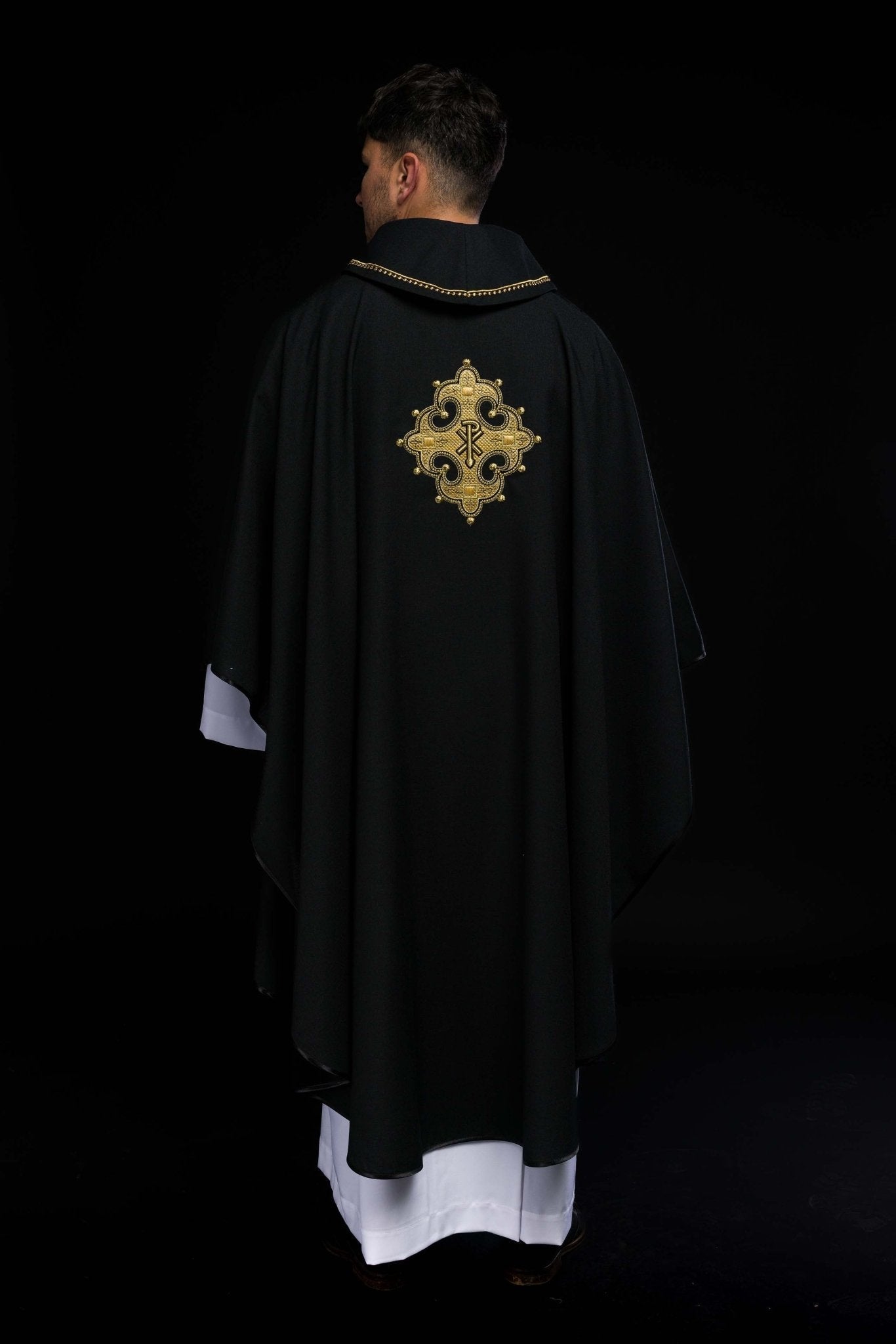 Chasuble avec croix brodée et bordure dorée sur le col en noir S - 7065 - 07 - 70 - CHASUBLES.FR