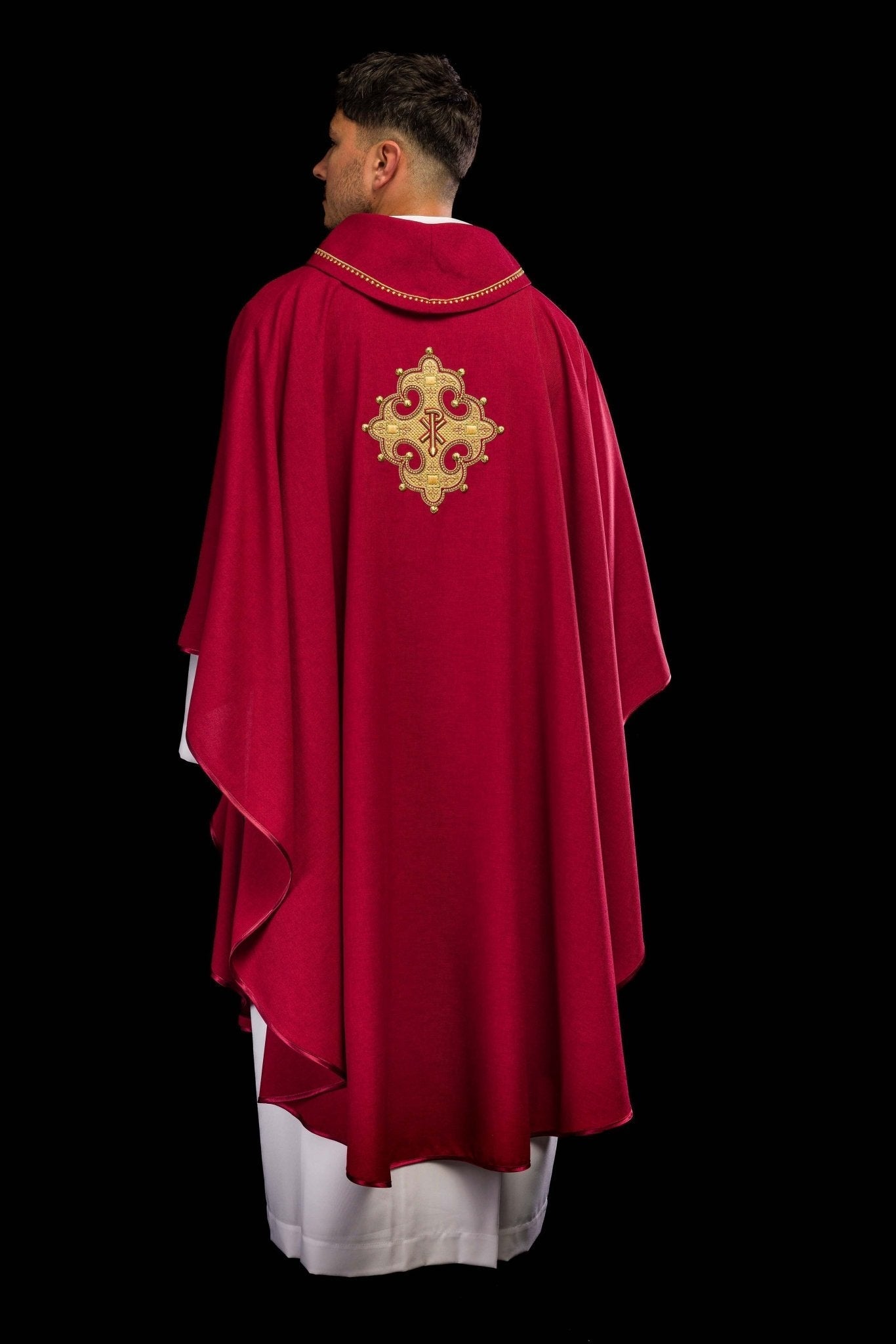 Chasuble avec croix brodée et bordure dorée sur le col en rouge S - 7065 - 02 - 70 - CHASUBLES.FR