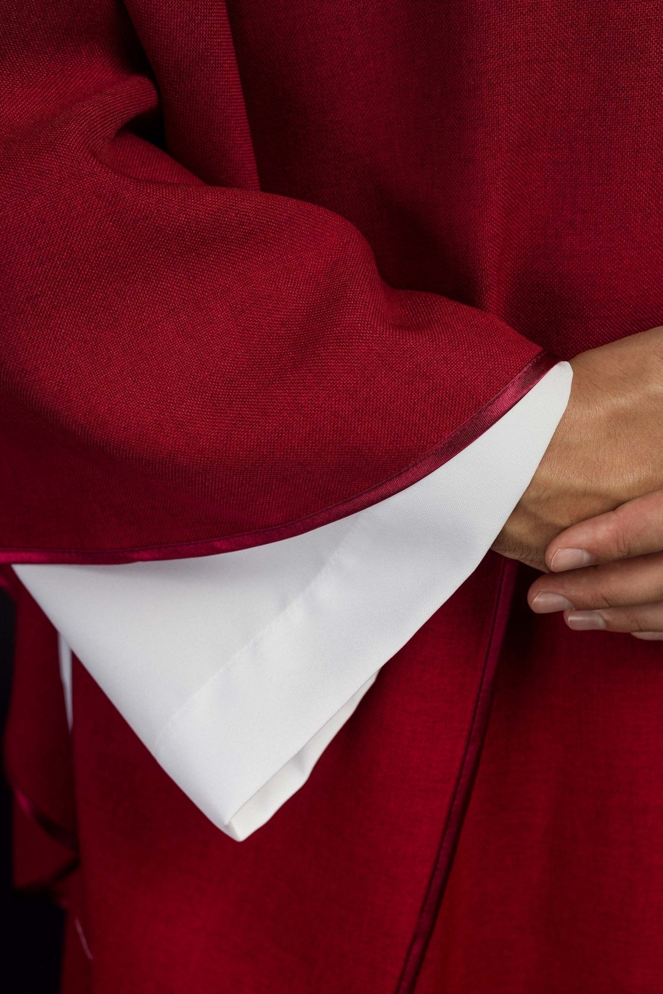 Chasuble avec croix brodée et bordure dorée sur le col en rouge S - 7065 - 02 - 70 - CHASUBLES.FR