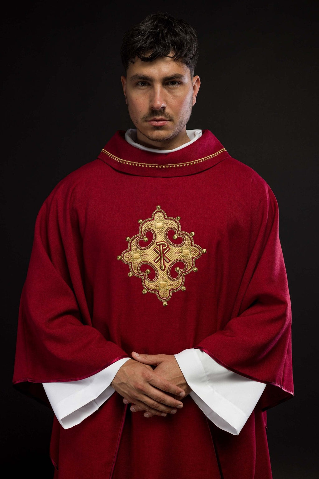 Chasuble avec croix brodée et bordure dorée sur le col en rouge S - 7065 - 02 - 70 - CHASUBLES.FR