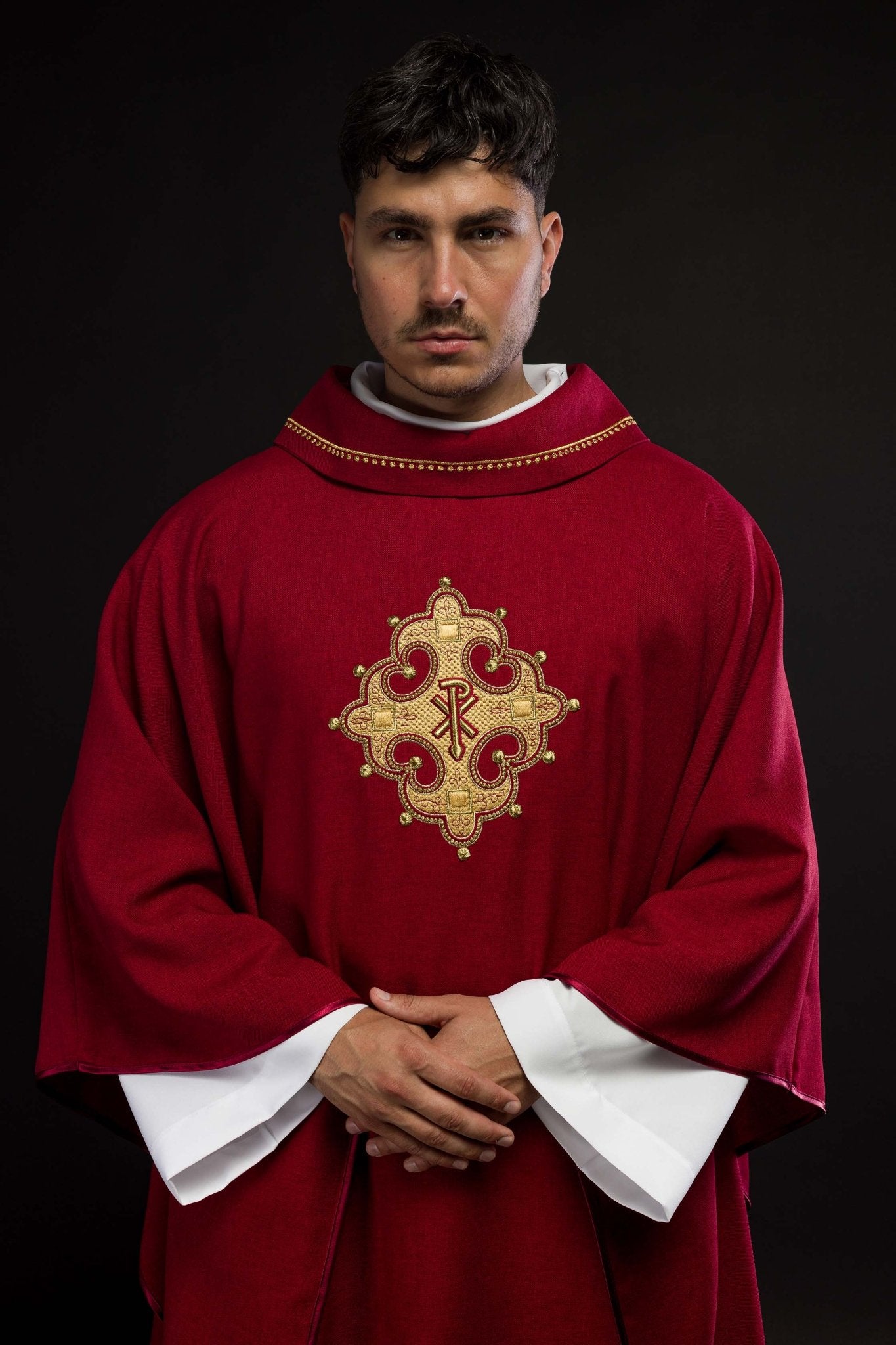 Chasuble avec croix brodée et bordure dorée sur le col en rouge S - 7065 - 02 - 70 - CHASUBLES.FR