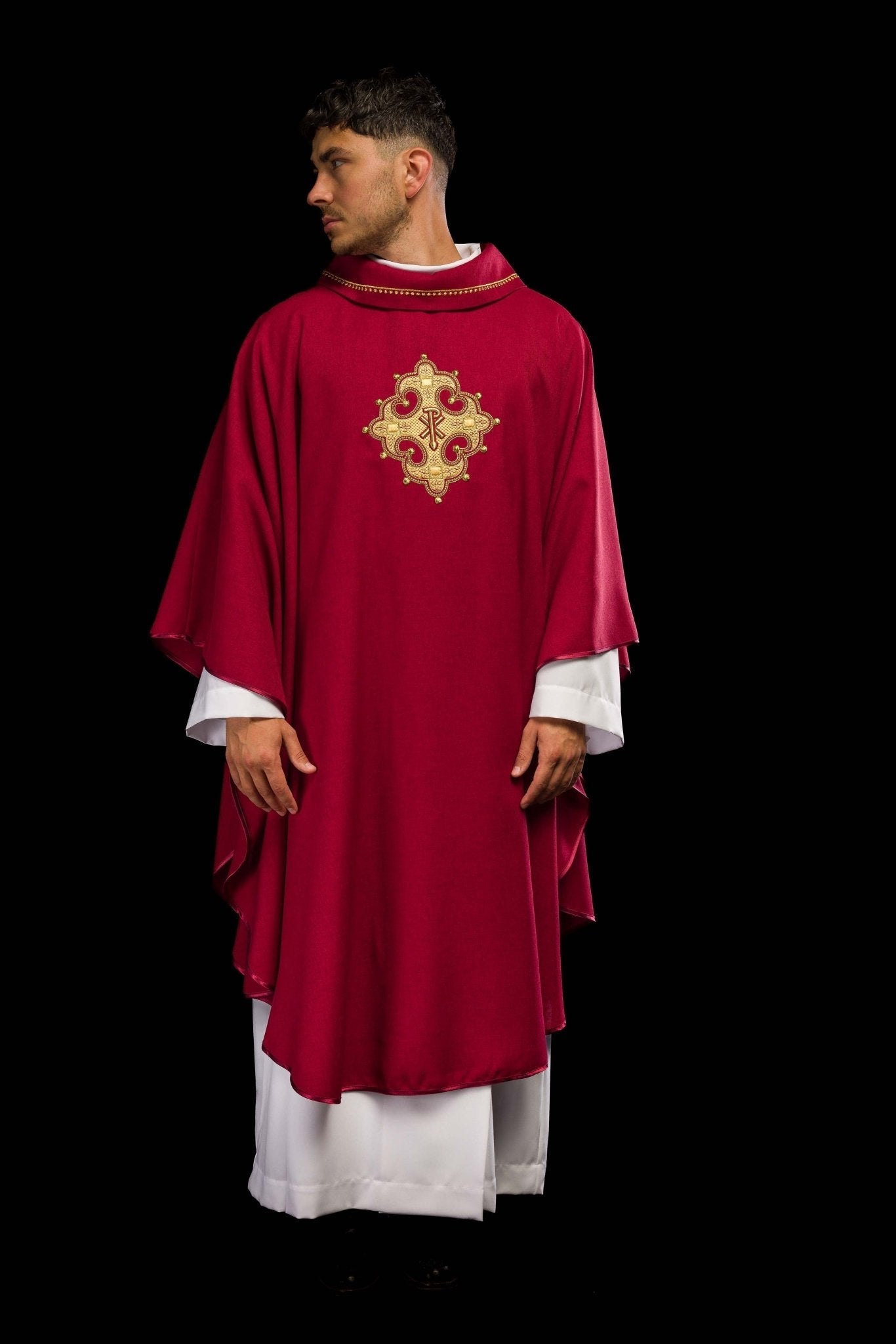 Chasuble avec croix brodée et bordure dorée sur le col en rouge S - 7065 - 02 - 70 - CHASUBLES.FR