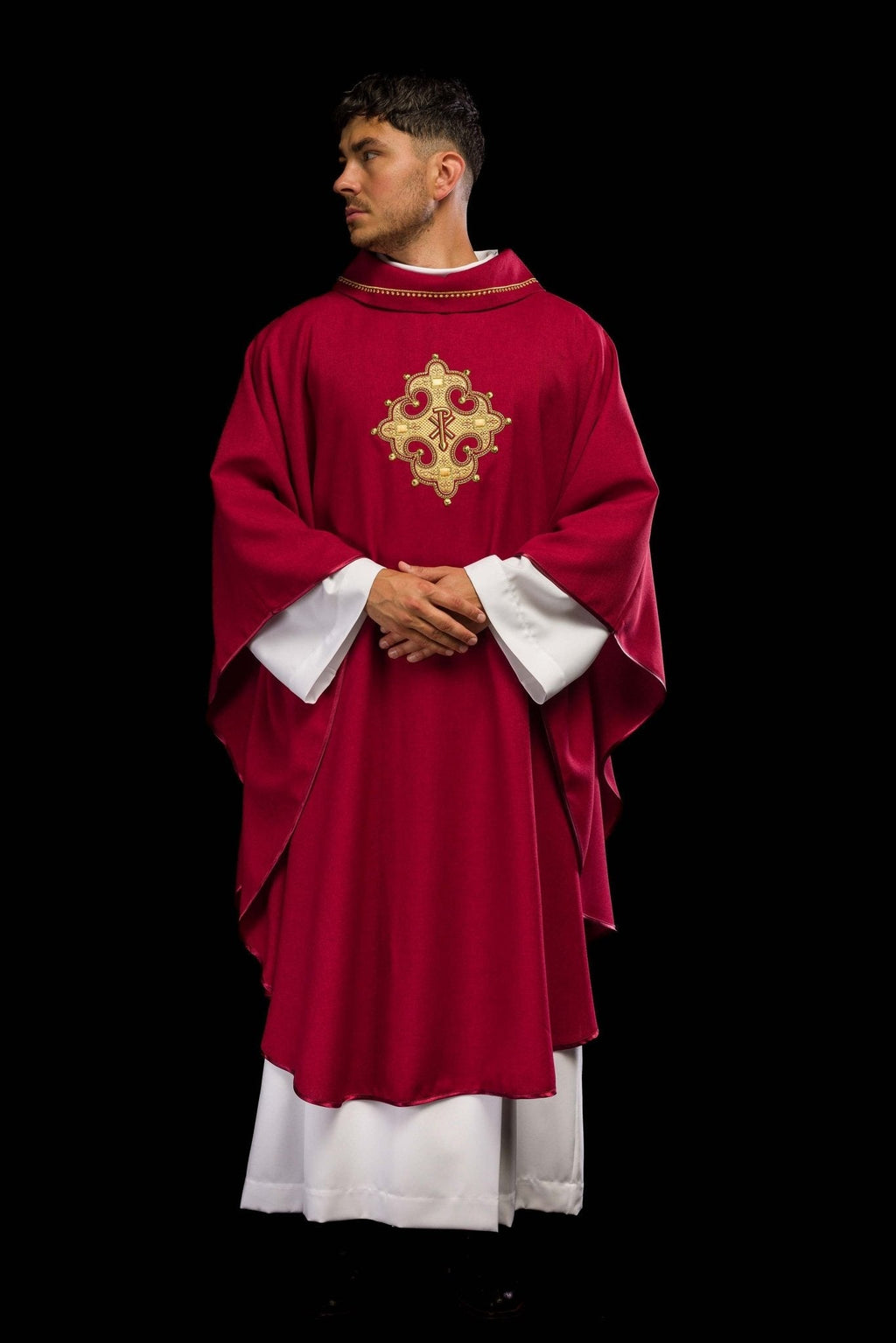 Chasuble avec croix brodée et bordure dorée sur le col en rouge S - 7065 - 02 - 70 - CHASUBLES.FR
