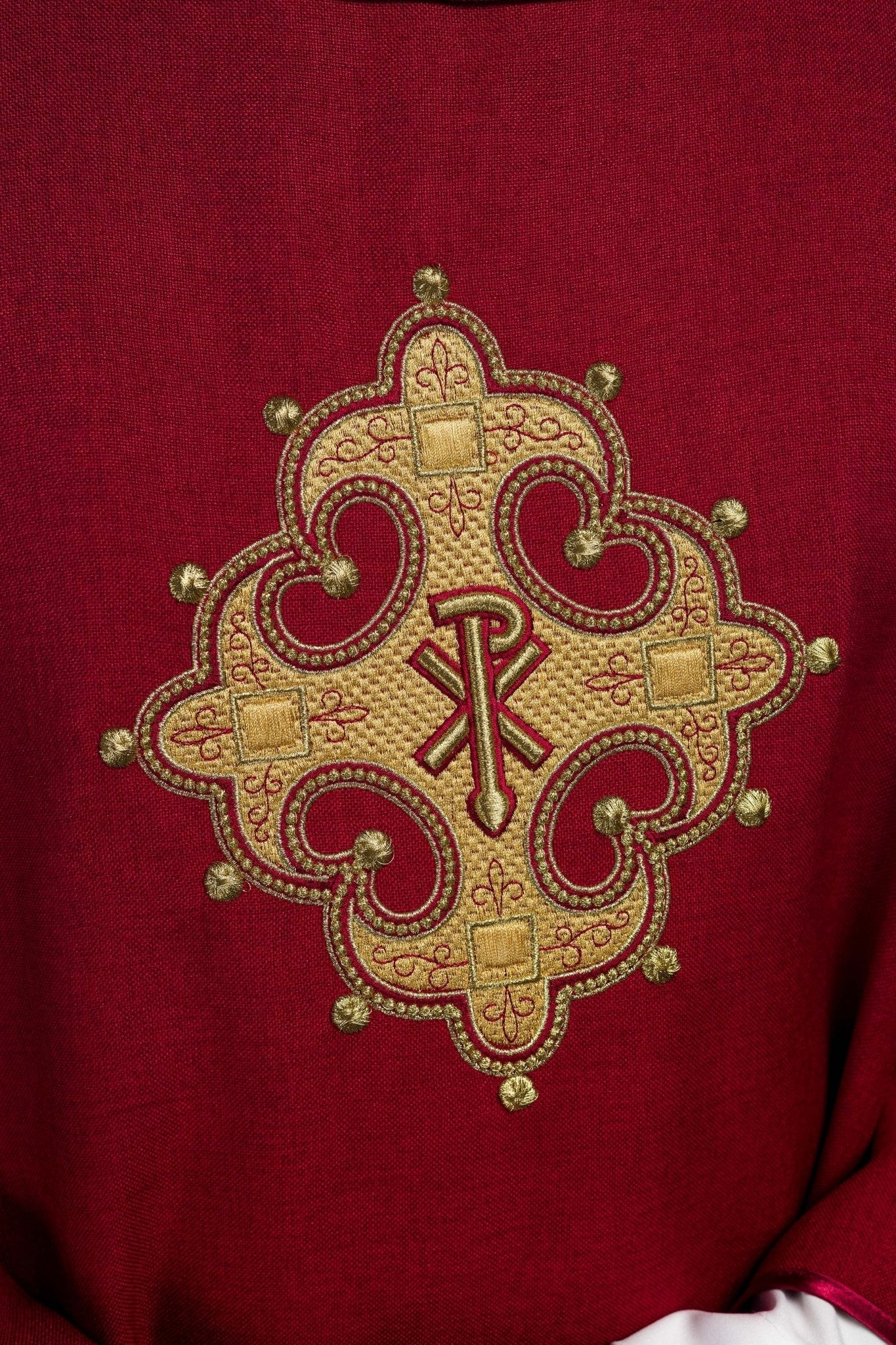 Chasuble avec croix brodée et bordure dorée sur le col en rouge S - 7065 - 02 - 70 - CHASUBLES.FR