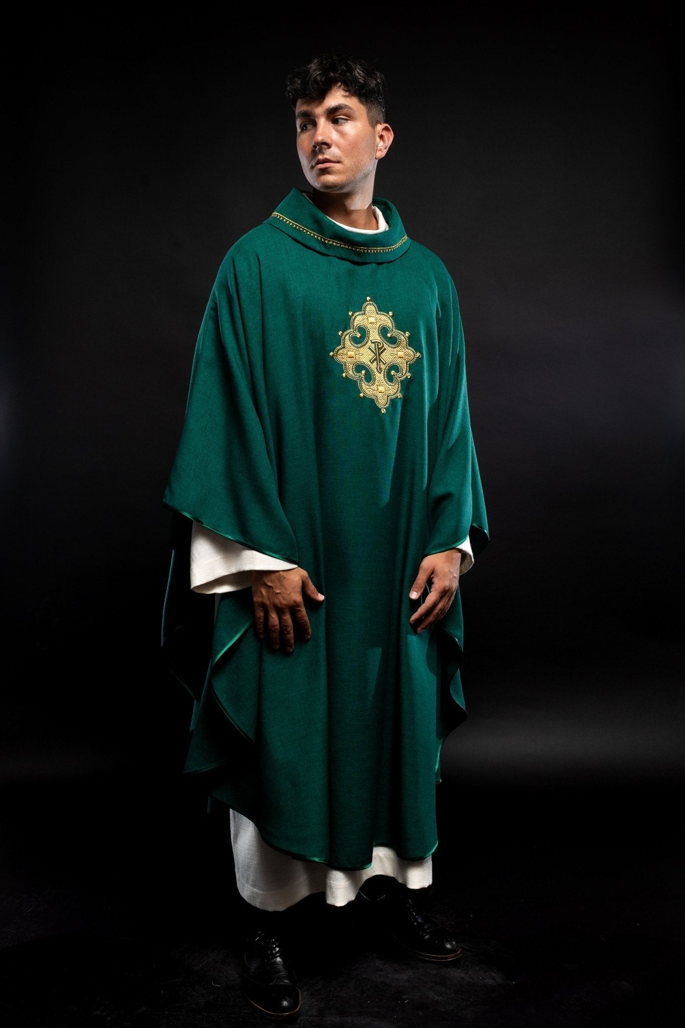 Chasuble avec croix brodée et bordure dorée sur le col en vert S - 7065 - 01 - 70 - CHASUBLES.FR