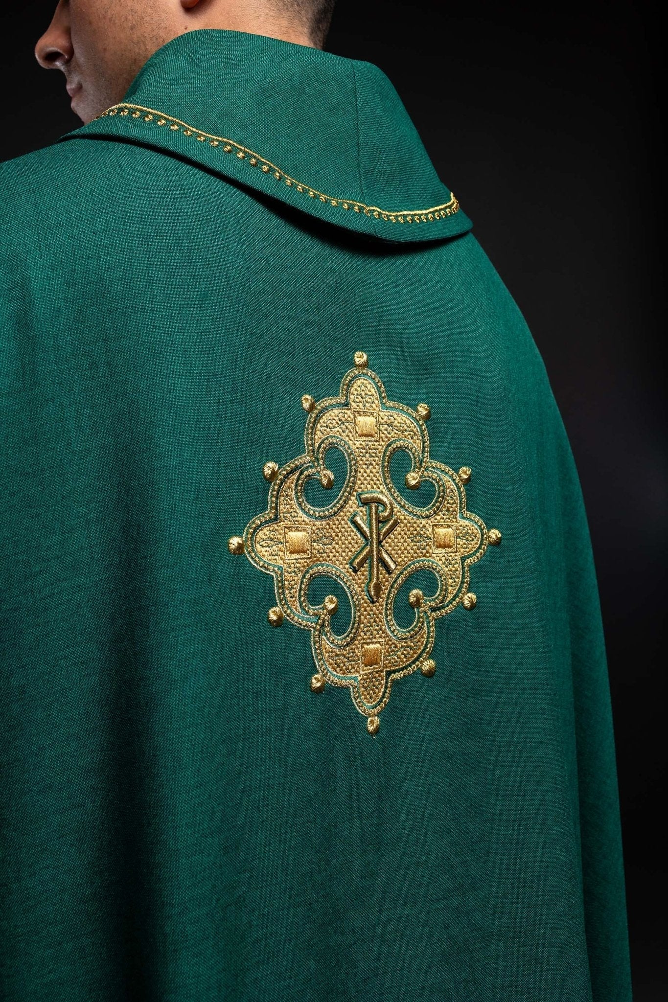 Chasuble avec croix brodée et bordure dorée sur le col en vert S - 7065 - 01 - 70 - CHASUBLES.FR