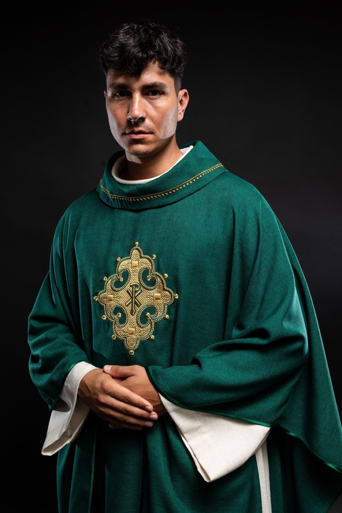 Chasuble avec croix brodée et bordure dorée sur le col en vert S - 7065 - 01 - 70 - CHASUBLES.FR