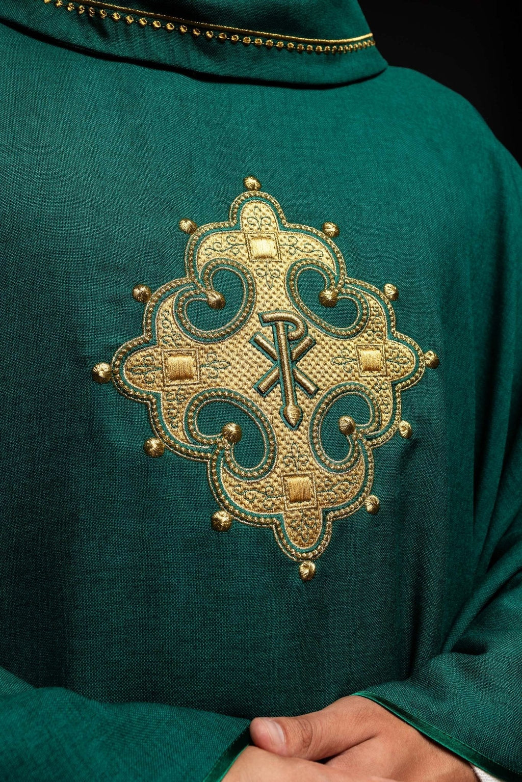 Chasuble avec croix brodée et bordure dorée sur le col en vert S - 7065 - 01 - 70 - CHASUBLES.FR