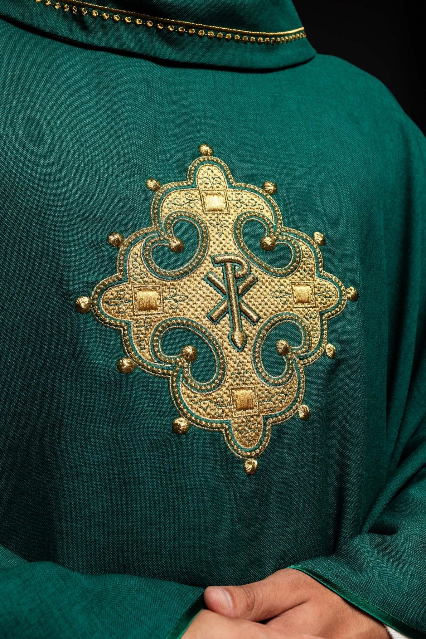 Chasuble avec croix brodée et bordure dorée sur le col en vert S - 7065 - 01 - 70 - CHASUBLES.FR