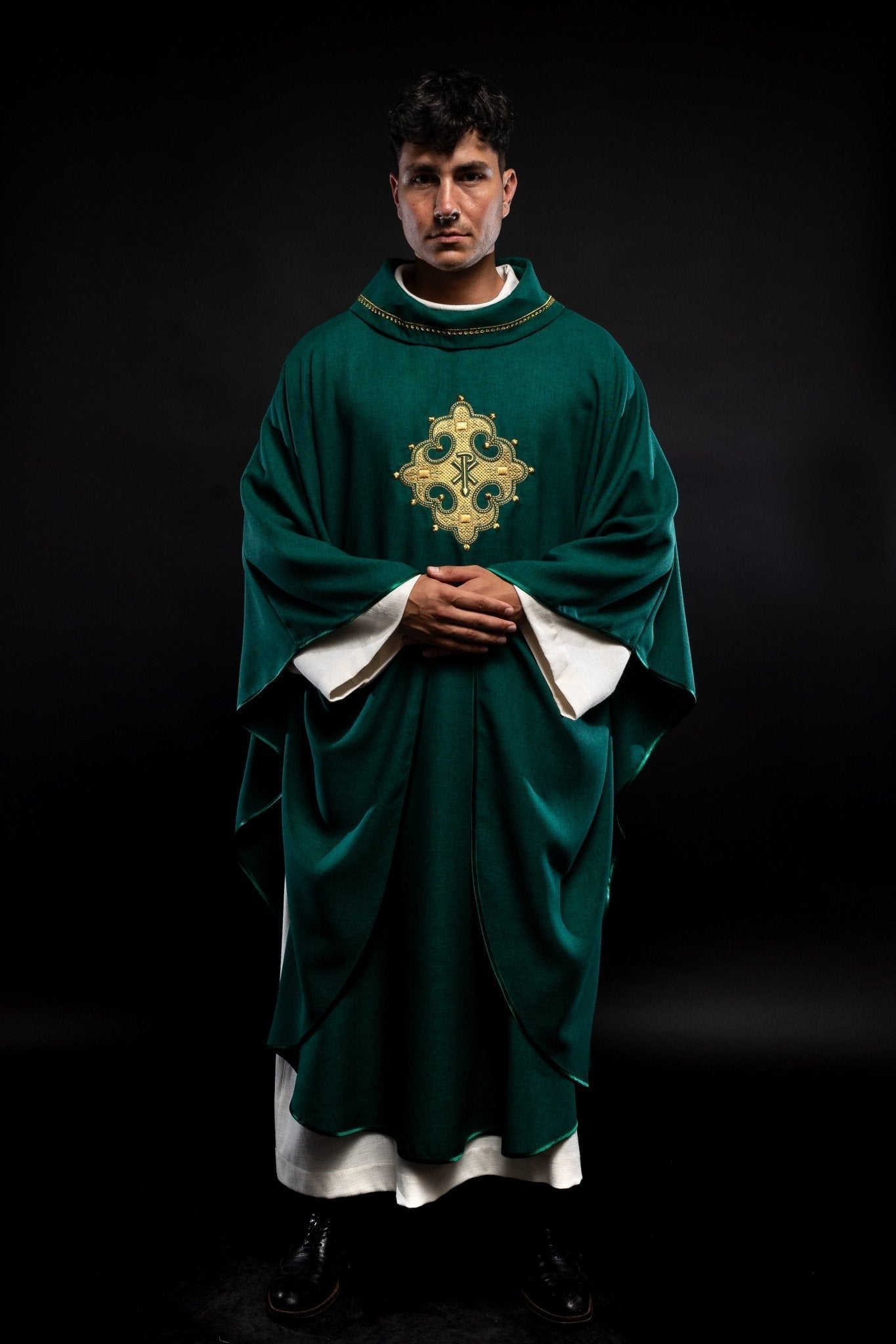 Chasuble avec croix brodée et bordure dorée sur le col en vert S - 7065 - 01 - 70 - CHASUBLES.FR