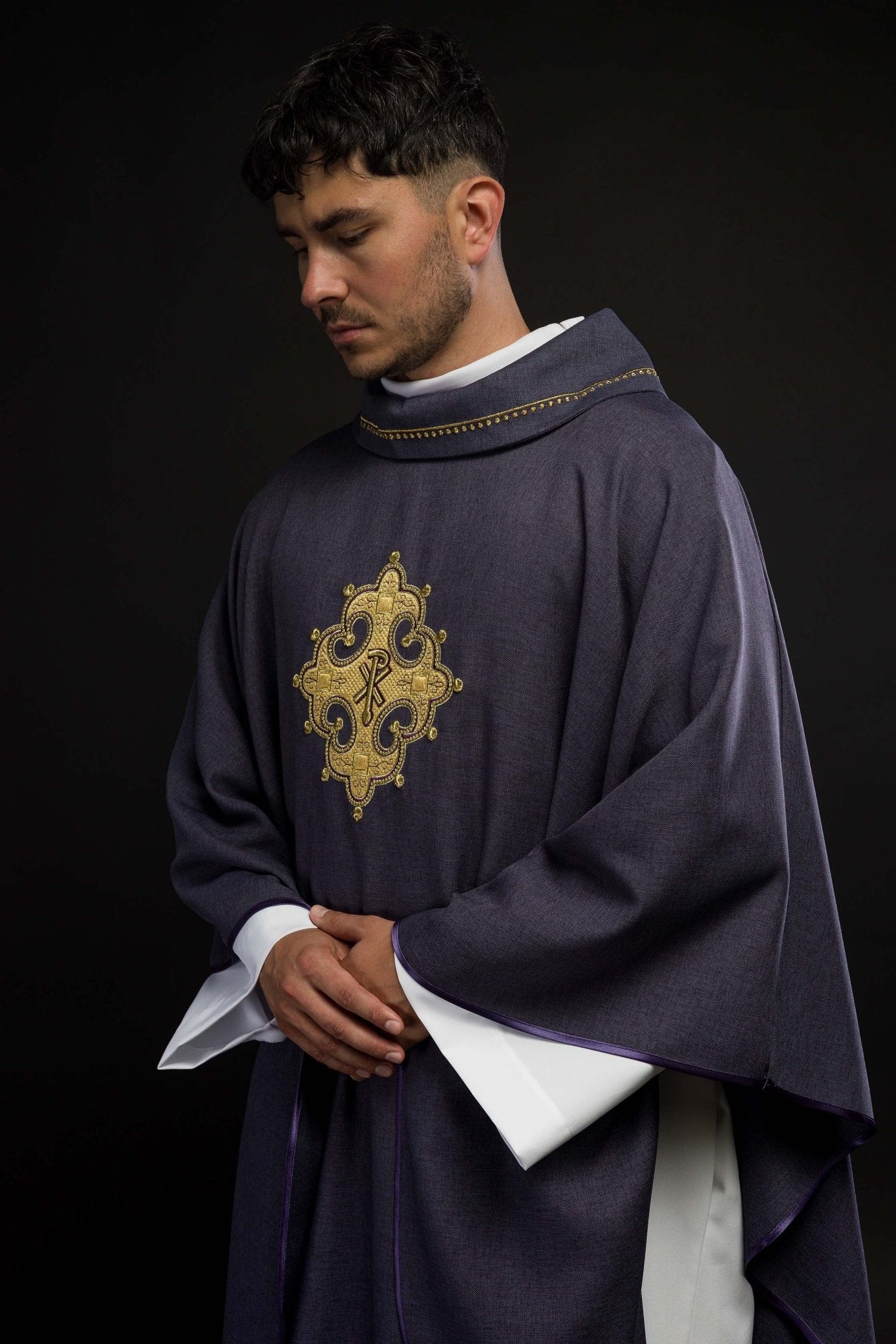 Chasuble avec croix brodée et bordure dorée sur le col en violet S - 7065 - 03 - 70 - CHASUBLES.FR
