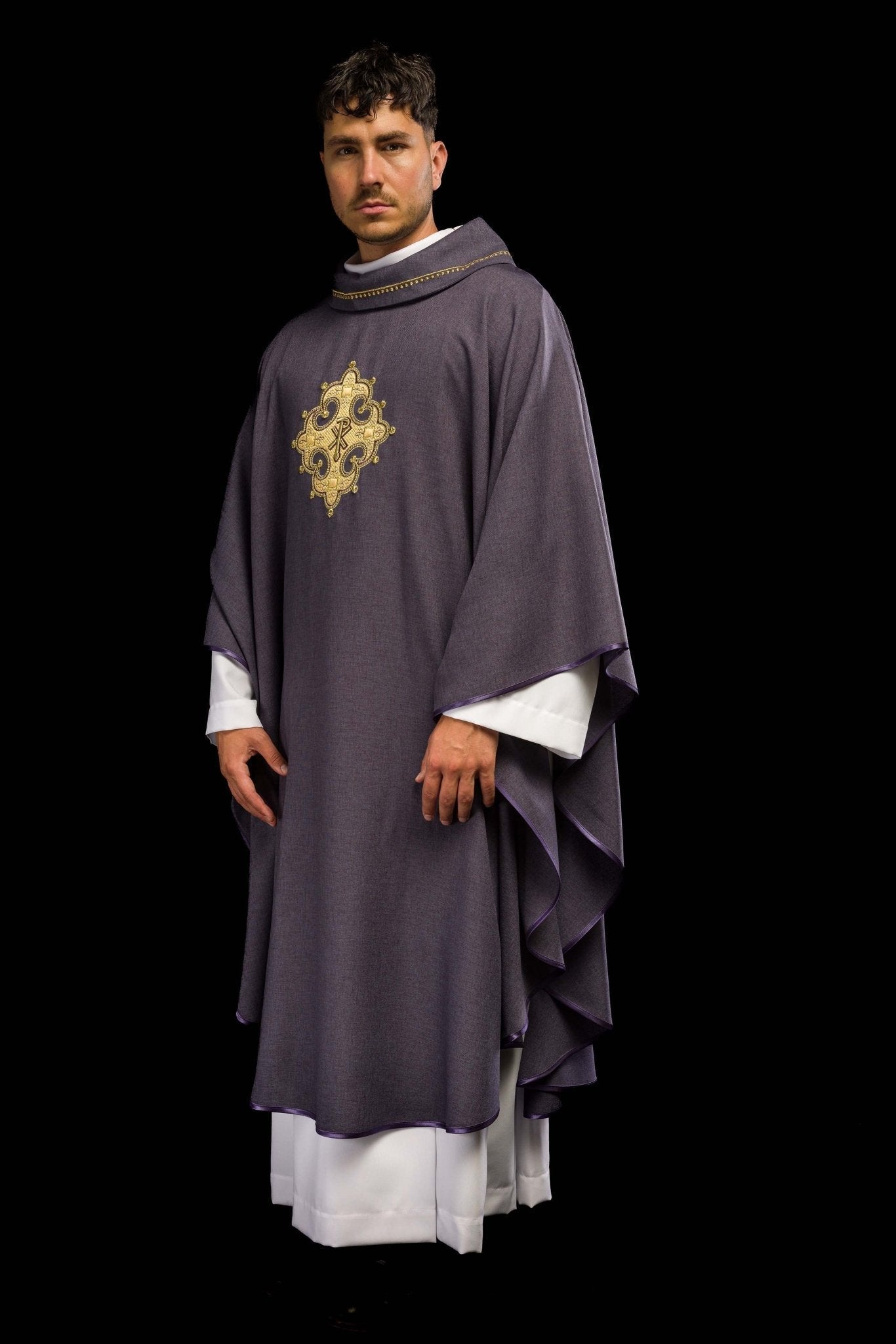 Chasuble avec croix brodée et bordure dorée sur le col en violet S - 7065 - 03 - 70 - CHASUBLES.FR