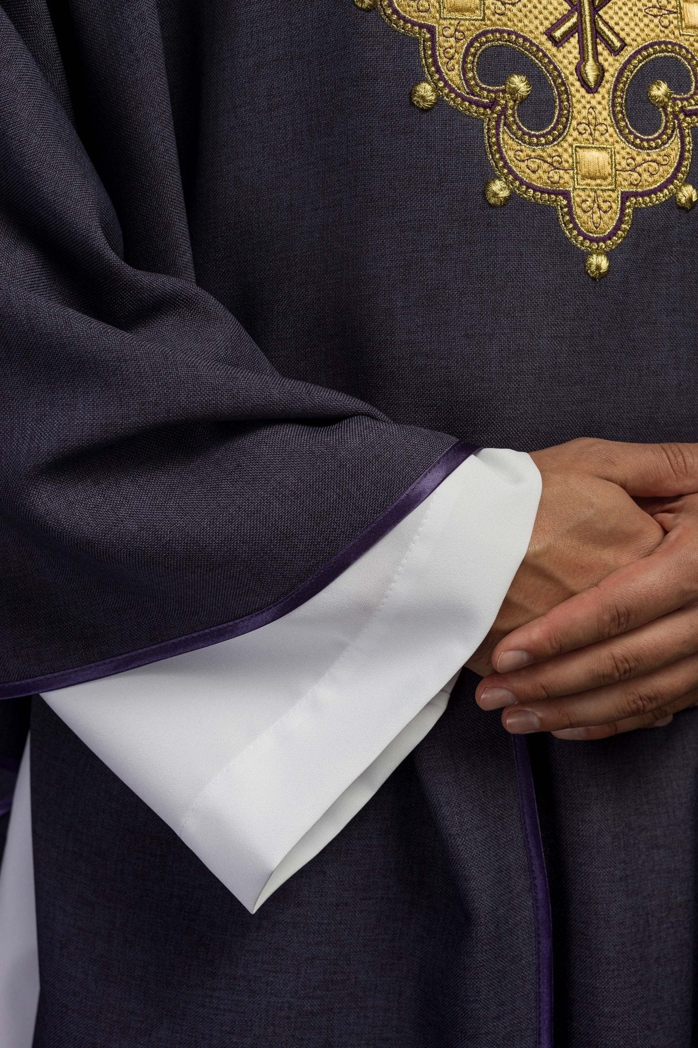Chasuble avec croix brodée et bordure dorée sur le col en violet S - 7065 - 03 - 70 - CHASUBLES.FR
