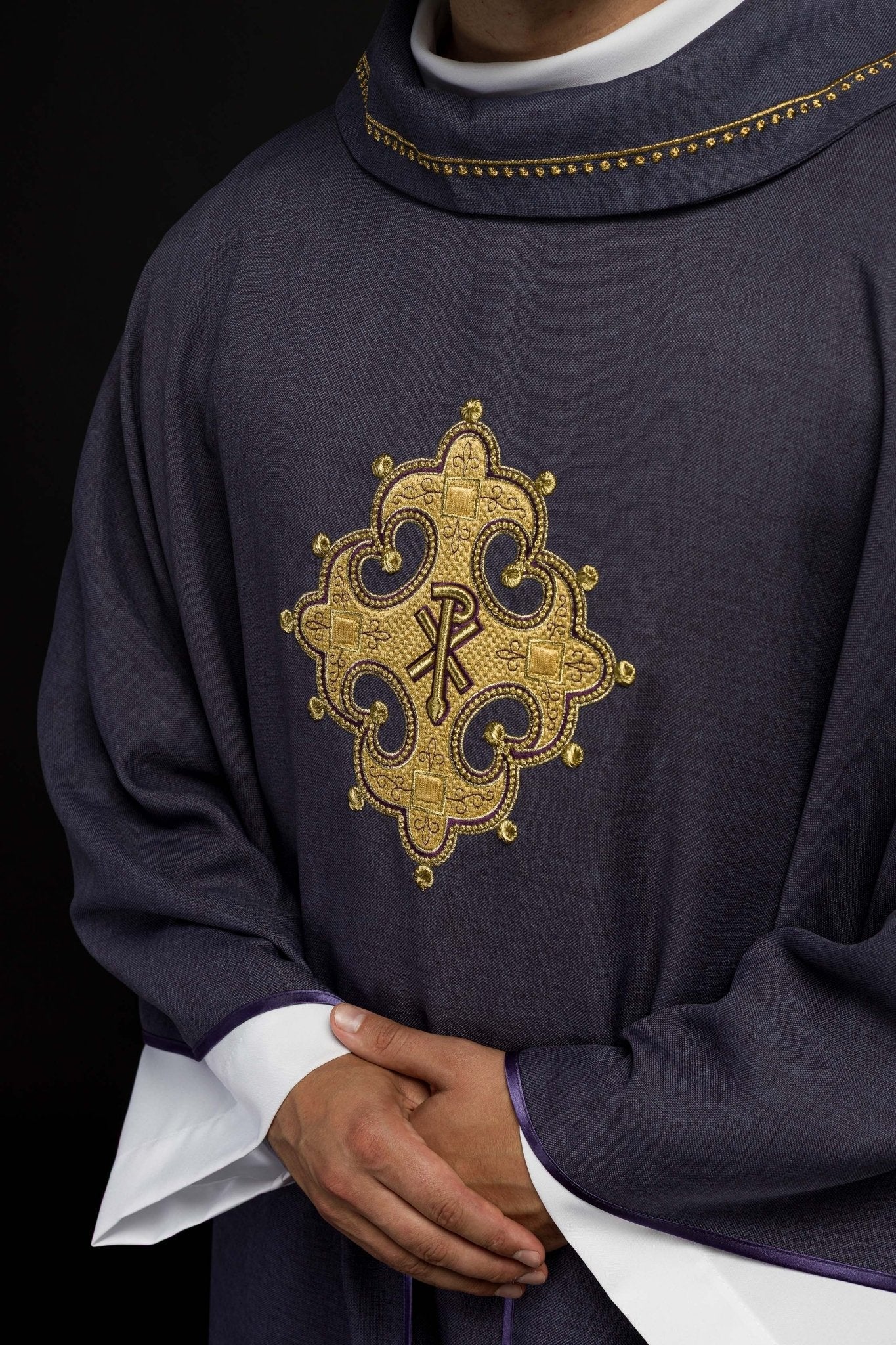 Chasuble avec croix brodée et bordure dorée sur le col en violet S - 7065 - 03 - 70 - CHASUBLES.FR