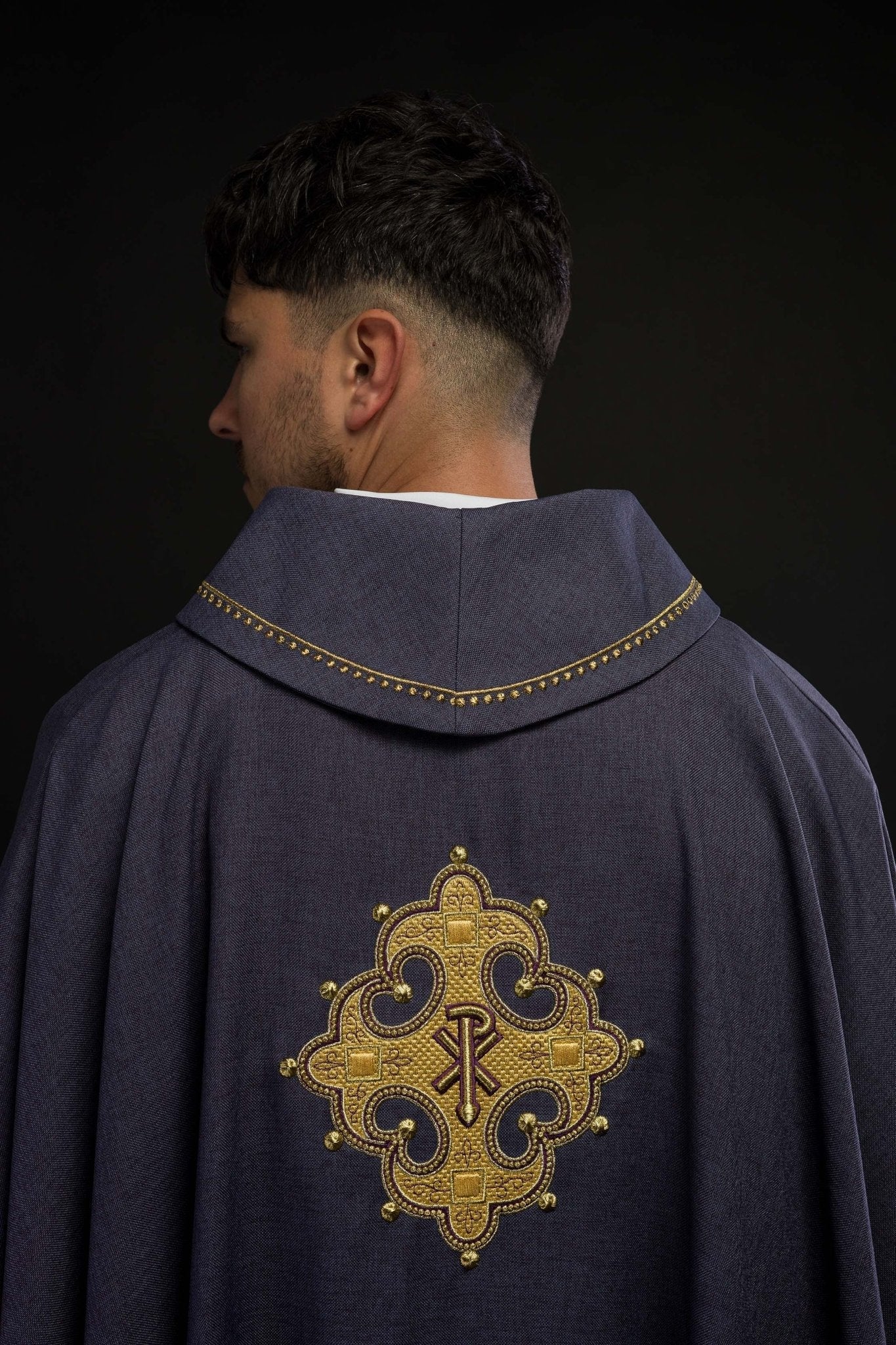 Chasuble avec croix brodée et bordure dorée sur le col en violet S - 7065 - 03 - 70 - CHASUBLES.FR