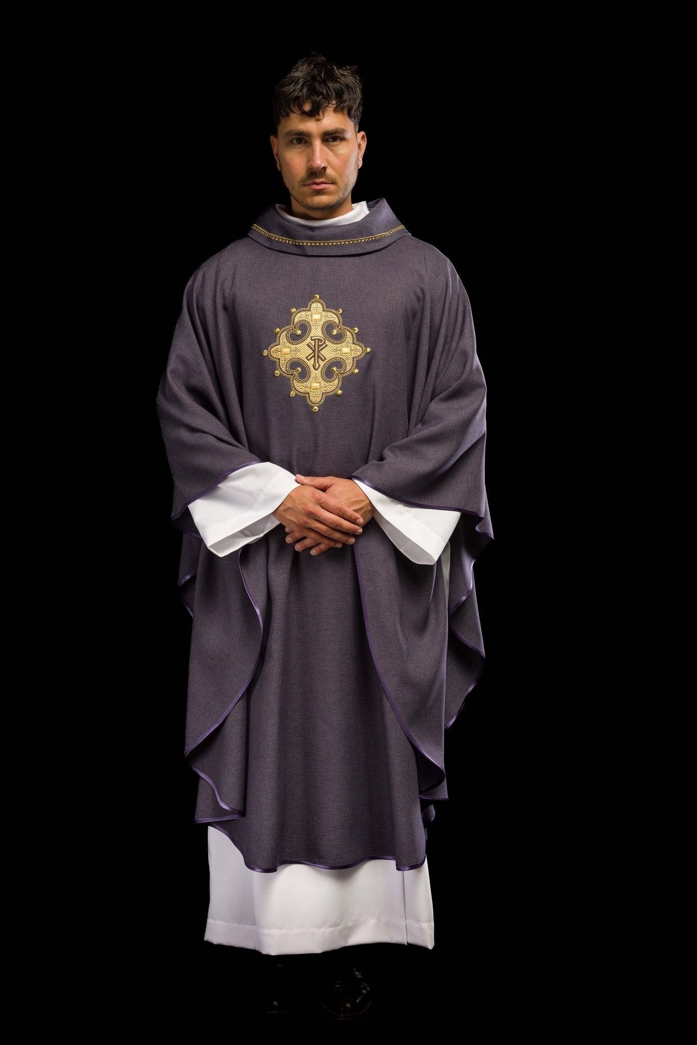 Chasuble avec croix brodée et bordure dorée sur le col en violet S - 7065 - 03 - 70 - CHASUBLES.FR