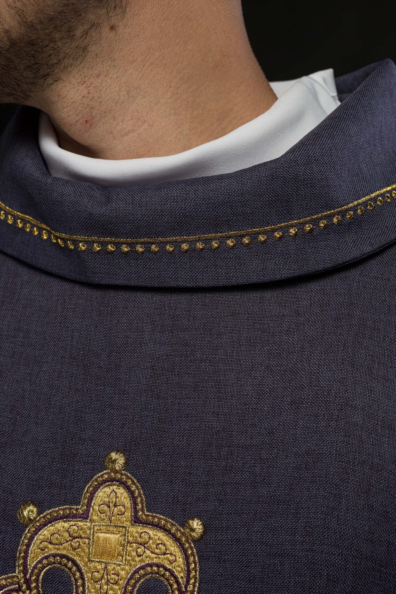 Chasuble avec croix brodée et bordure dorée sur le col en violet S - 7065 - 03 - 70 - CHASUBLES.FR