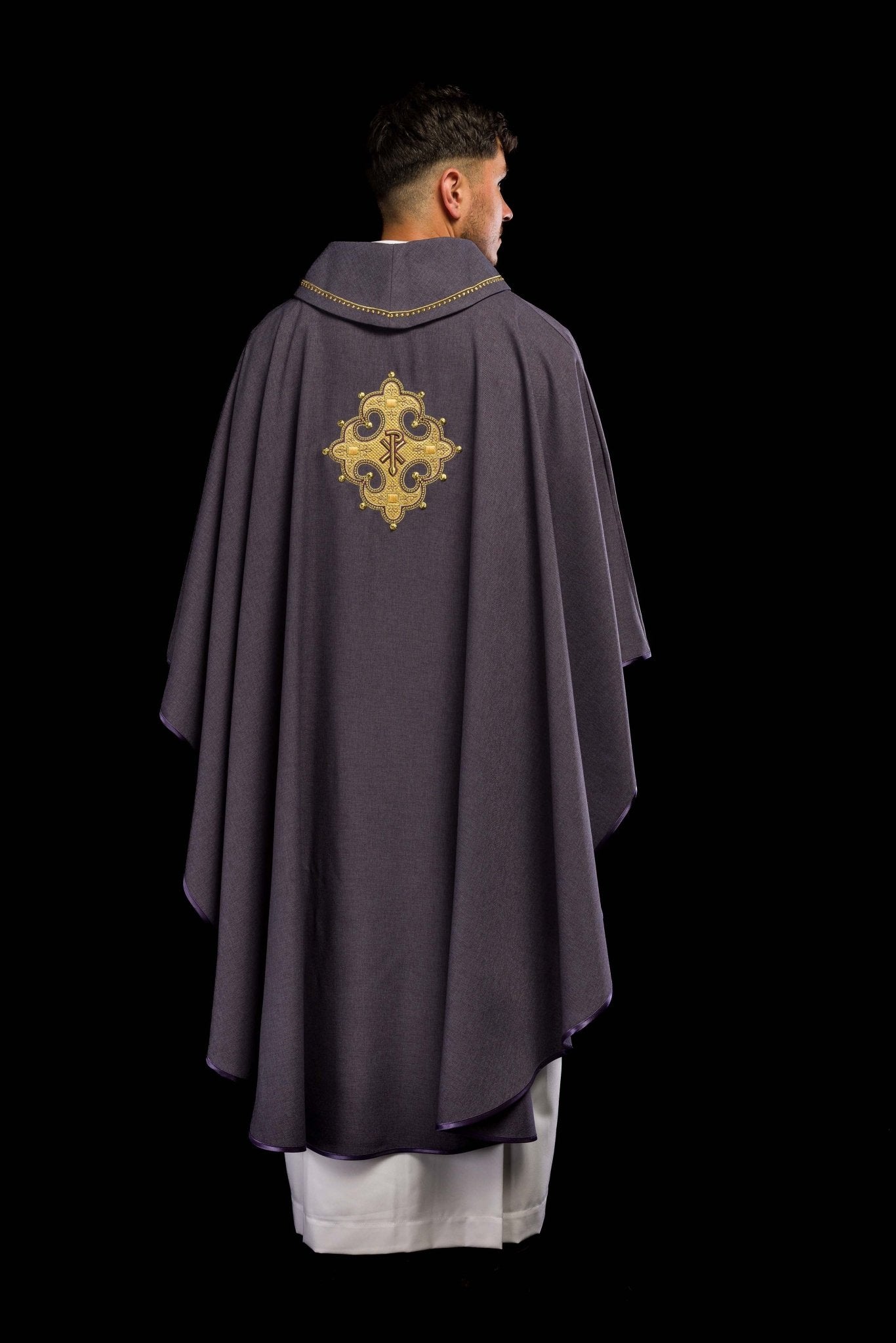 Chasuble avec croix brodée et bordure dorée sur le col en violet S - 7065 - 03 - 70 - CHASUBLES.FR