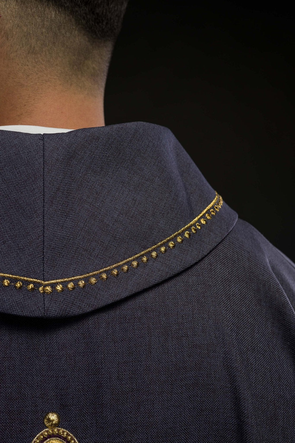 Chasuble avec croix brodée et bordure dorée sur le col en violet S - 7065 - 03 - 70 - CHASUBLES.FR
