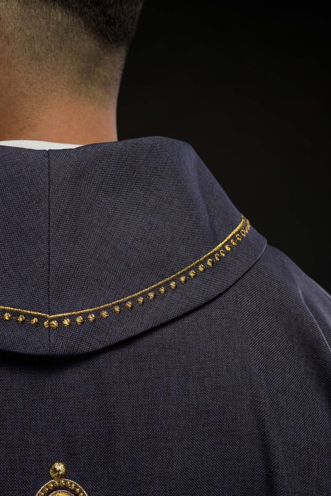 Chasuble avec croix brodée et bordure dorée sur le col en violet S - 7065 - 03 - 70 - CHASUBLES.FR