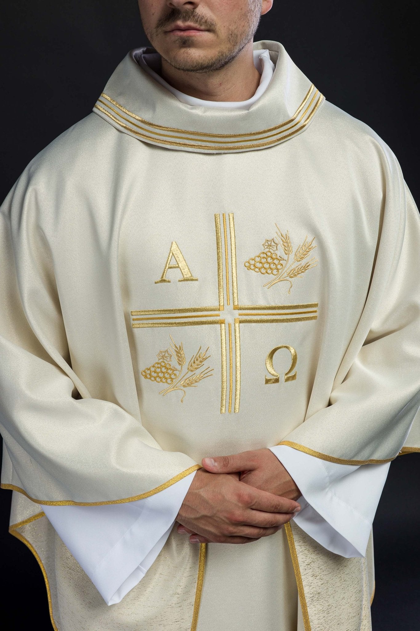 Chasuble avec croix brodée et motifs d'Alpha et d'Oméga et oreilles de couleur écrue S - 7053 - 05 - 54 - CHASUBLES.FR