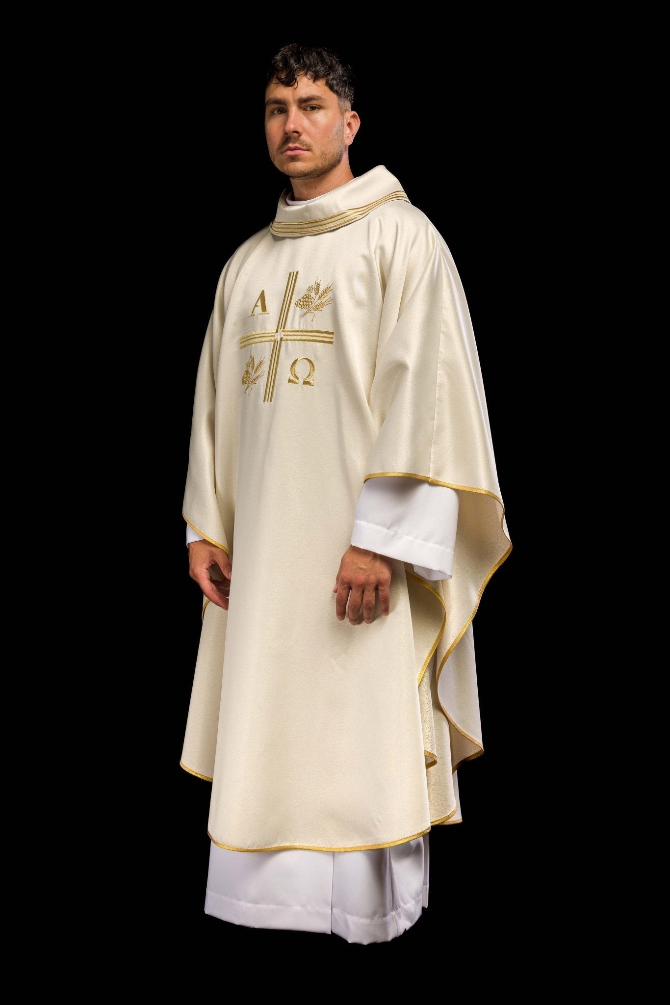 Chasuble avec croix brodée et motifs d'Alpha et d'Oméga et oreilles de couleur écrue S - 7053 - 05 - 54 - CHASUBLES.FR