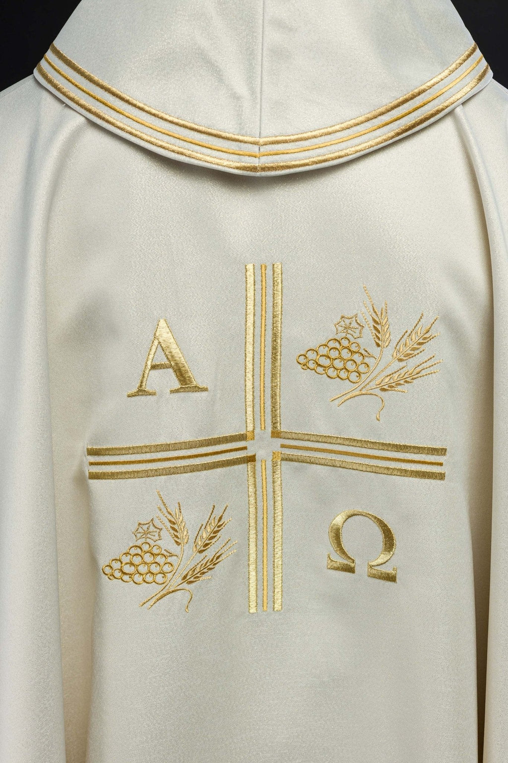 Chasuble avec croix brodée et motifs d'Alpha et d'Oméga et oreilles de couleur écrue S - 7053 - 05 - 54 - CHASUBLES.FR