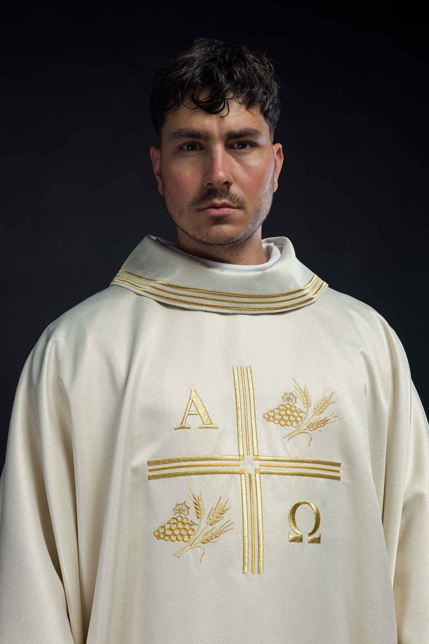 Chasuble avec croix brodée et motifs d'Alpha et d'Oméga et oreilles de couleur écrue S - 7053 - 05 - 54 - CHASUBLES.FR