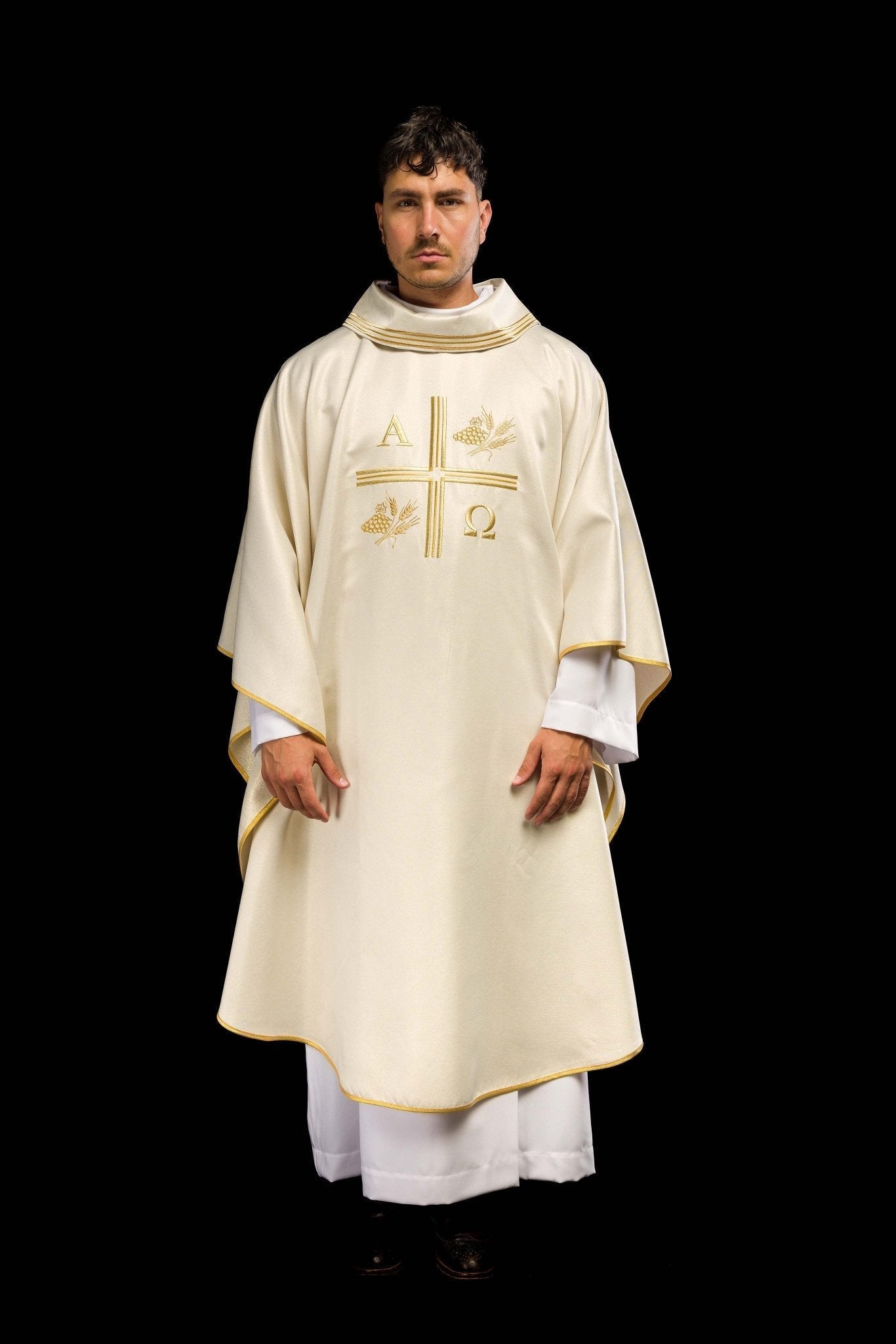 Chasuble avec croix brodée et motifs d'Alpha et d'Oméga et oreilles de couleur écrue S - 7053 - 05 - 54 - CHASUBLES.FR
