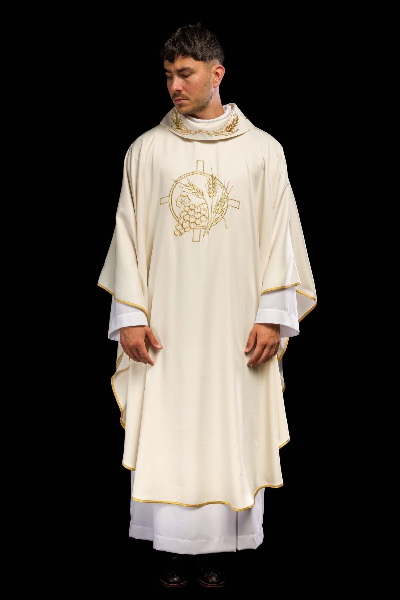 Chasuble avec croix brodée et motifs d'oreilles en écru S - 7054 - 05 - 53 - CHASUBLES.FR
