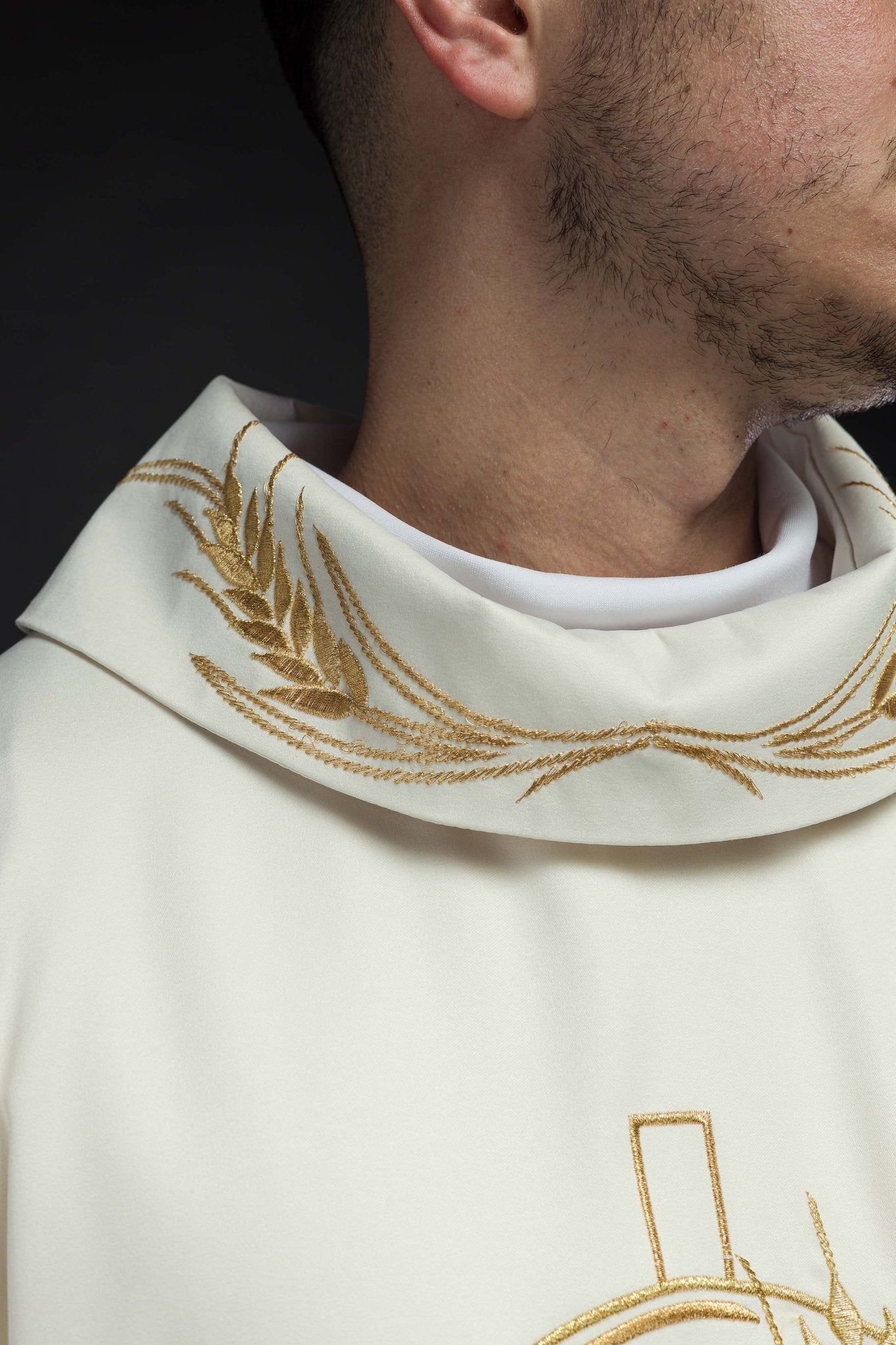 Chasuble avec croix brodée et motifs d'oreilles en écru S - 7054 - 05 - 53 - CHASUBLES.FR