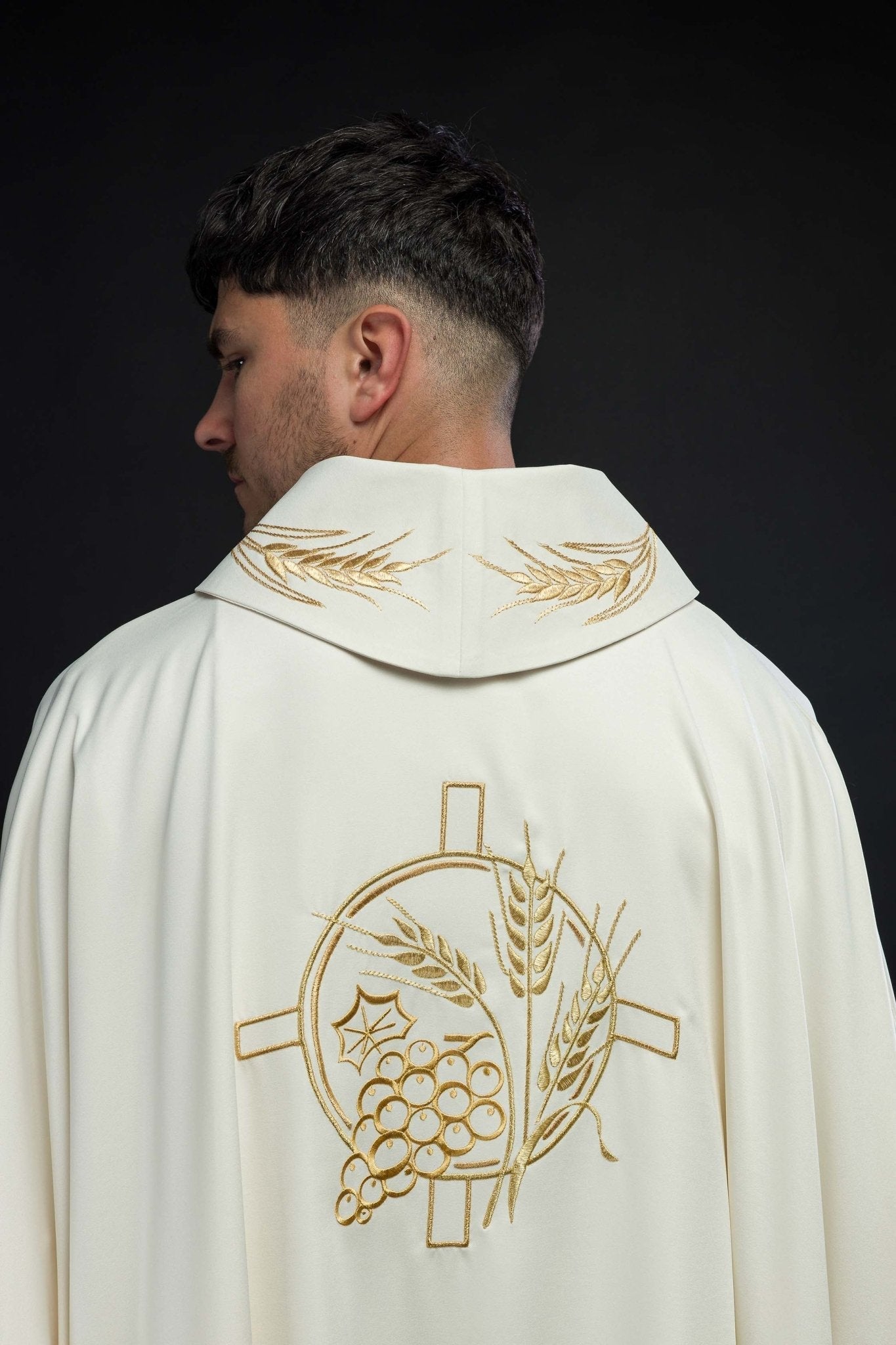 Chasuble avec croix brodée et motifs d'oreilles en écru S - 7054 - 05 - 53 - CHASUBLES.FR